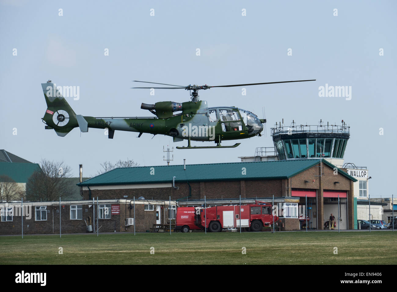 Aerospatiale Gazelle Hubschrauber & Middle Wallop Kontrollturm Stockfoto