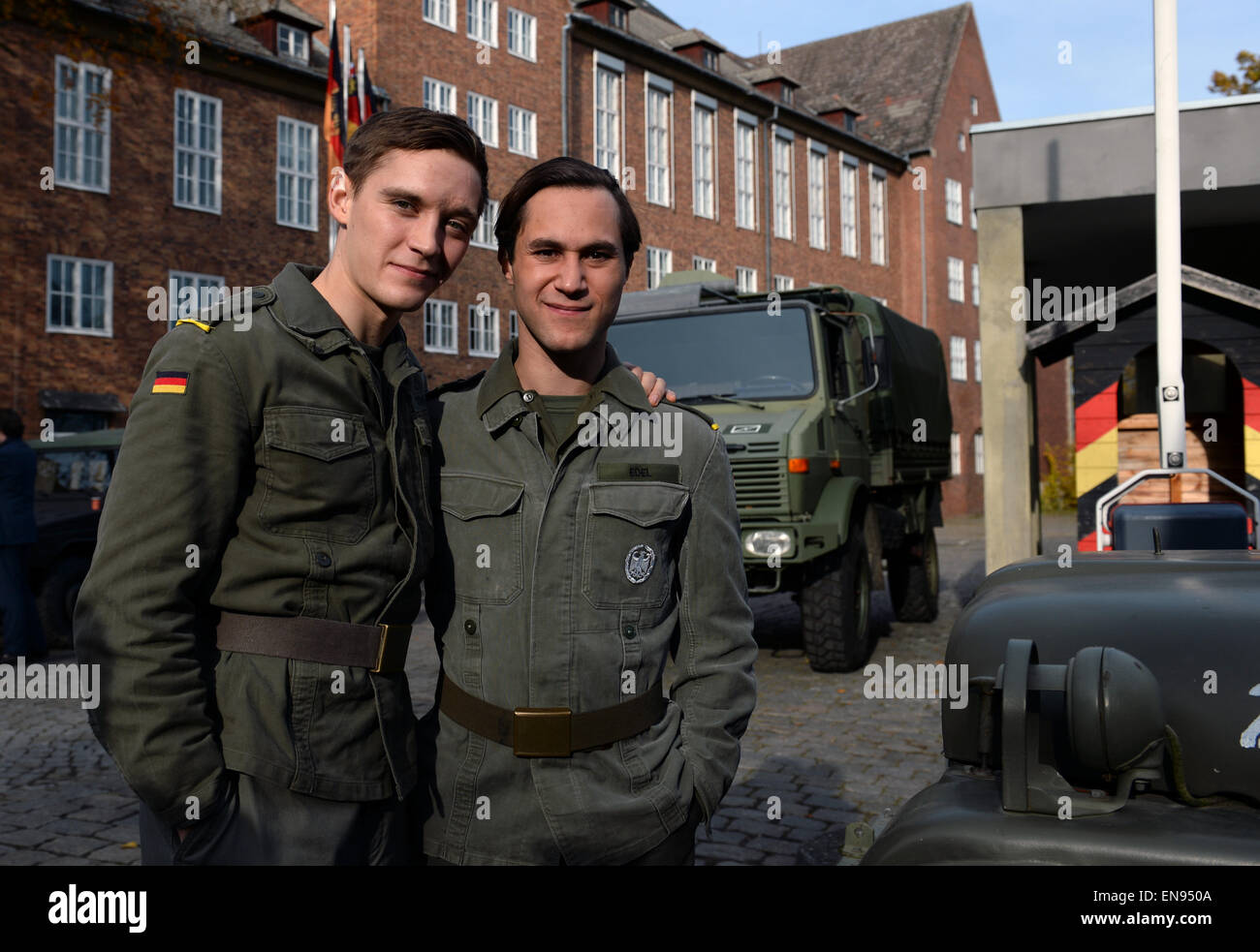 Schauspieler Jonas Nay (l) und Ludwig Trepte Lächeln am Set von "Deutschland!" ein acht-teilige RTL Serie in Potsdam (Brandenburg), Deutschland, 3. November 2014. Die Dreharbeiten der Serie begann am 25 August in und um Berlin und erzählt eine deutsch-deutsche Geschichte von 1983. Foto: Ralf Hirschberger/dpa Stockfoto