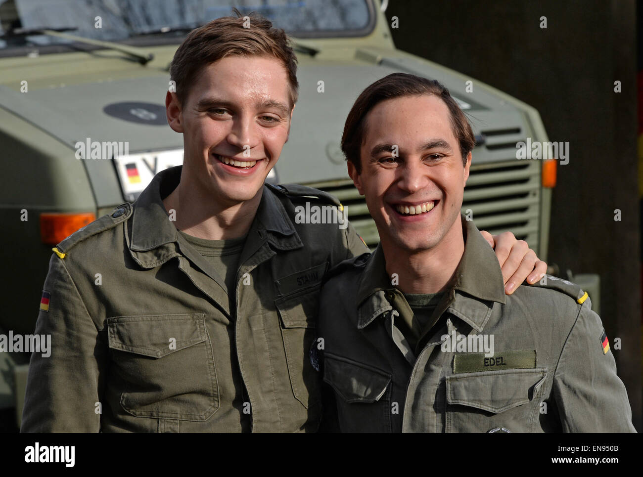 Schauspieler Jonas Nay (l) und Ludwig Trepte Lächeln am Set von "Deutschland!" ein acht-teilige RTL Serie in Potsdam (Brandenburg), Deutschland, 3. November 2014. Die Dreharbeiten der Serie begann am 25 August in und um Berlin und erzählt eine deutsch-deutsche Geschichte von 1983. Foto: Ralf Hirschberger/dpa Stockfoto