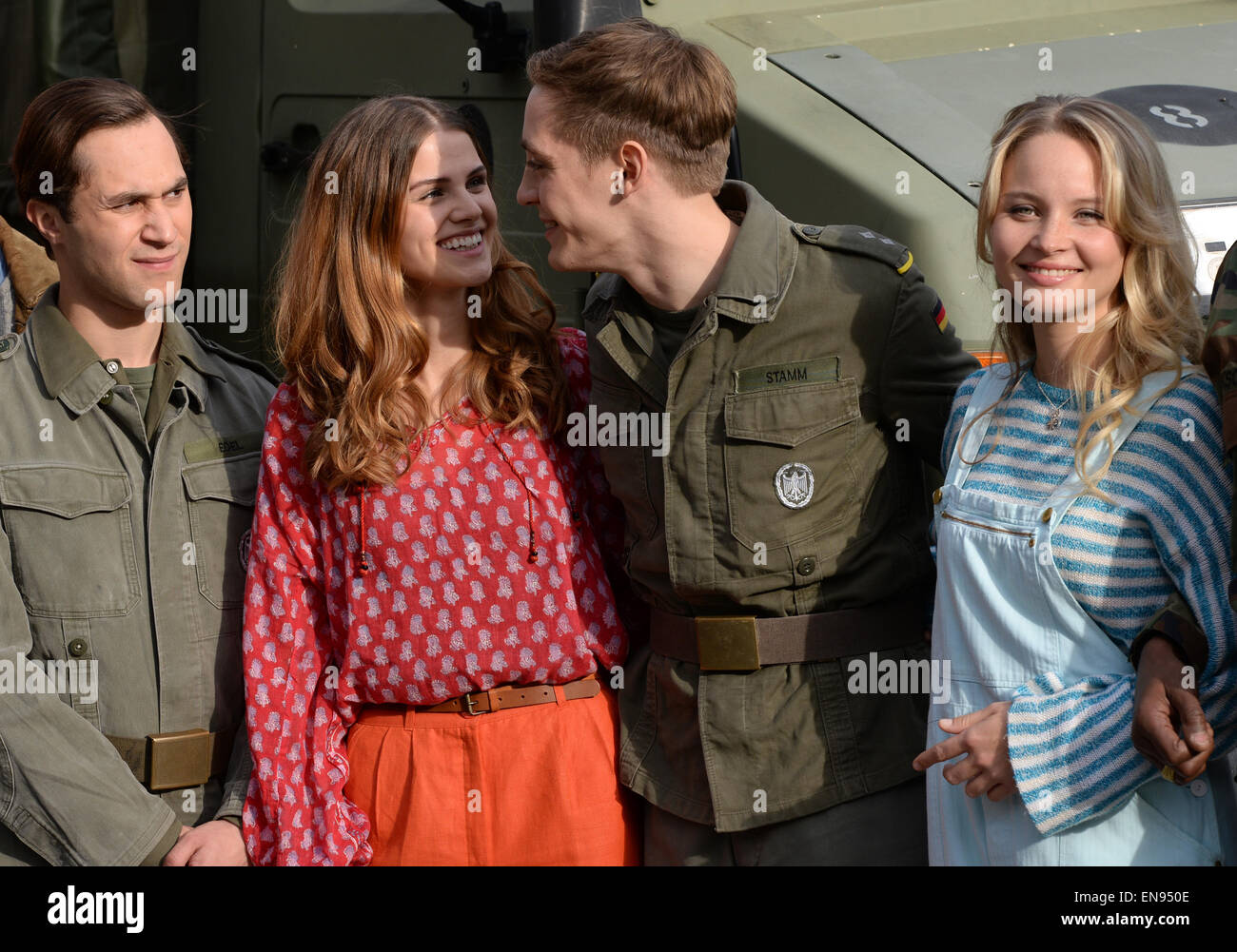 Schauspieler (l-R) Ludwig Trepte, Lisa Tomaschewsky, Jonas Nay und Sonja Gerhardt Lächeln während einer Fotosession am Set von "Deutschland!", ein acht-teilige RTL Serie in Potsdam (Brandenburg), Deutschland, 3. November 2014. Die Dreharbeiten der Serie begann am 25 August in und um Berlin und erzählt eine deutsch-deutsche Geschichte von 1983. Foto: Ralf Hirschberger/dpa Stockfoto