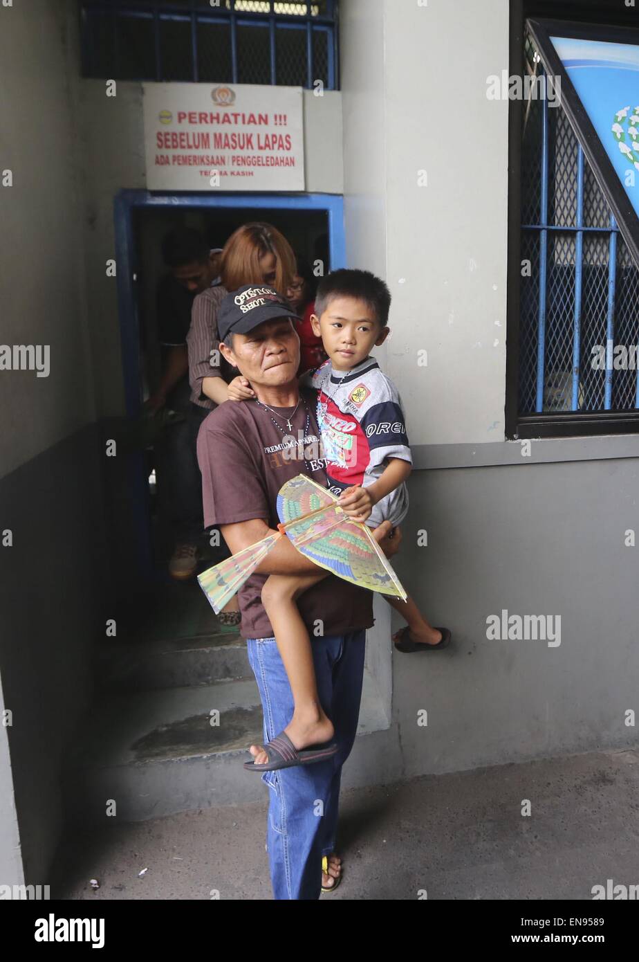 30. April 2015 - Yogyakarta, Indonesien - YOGYAKARTA, Indonesien - 30.April: Familien der Todeskandidaten Mary Jane Veloso der philippinischen gemäß Besuche besuchten Wirogunan Gefängnis am 30. April 2015 in Yogyakarta, Indonesien. Besuch Familie bestehend aus Eltern, Schwester, zwei Kinder und Ex-Ehemann von Mary Jane Veloso sind ein erstes Treffen mit der Familie von Mary Jane Veloso nach einer Verzögerung der Ausführung. (Kredit-Bild: © Sijori Bilder/ZUMA Draht) Stockfoto