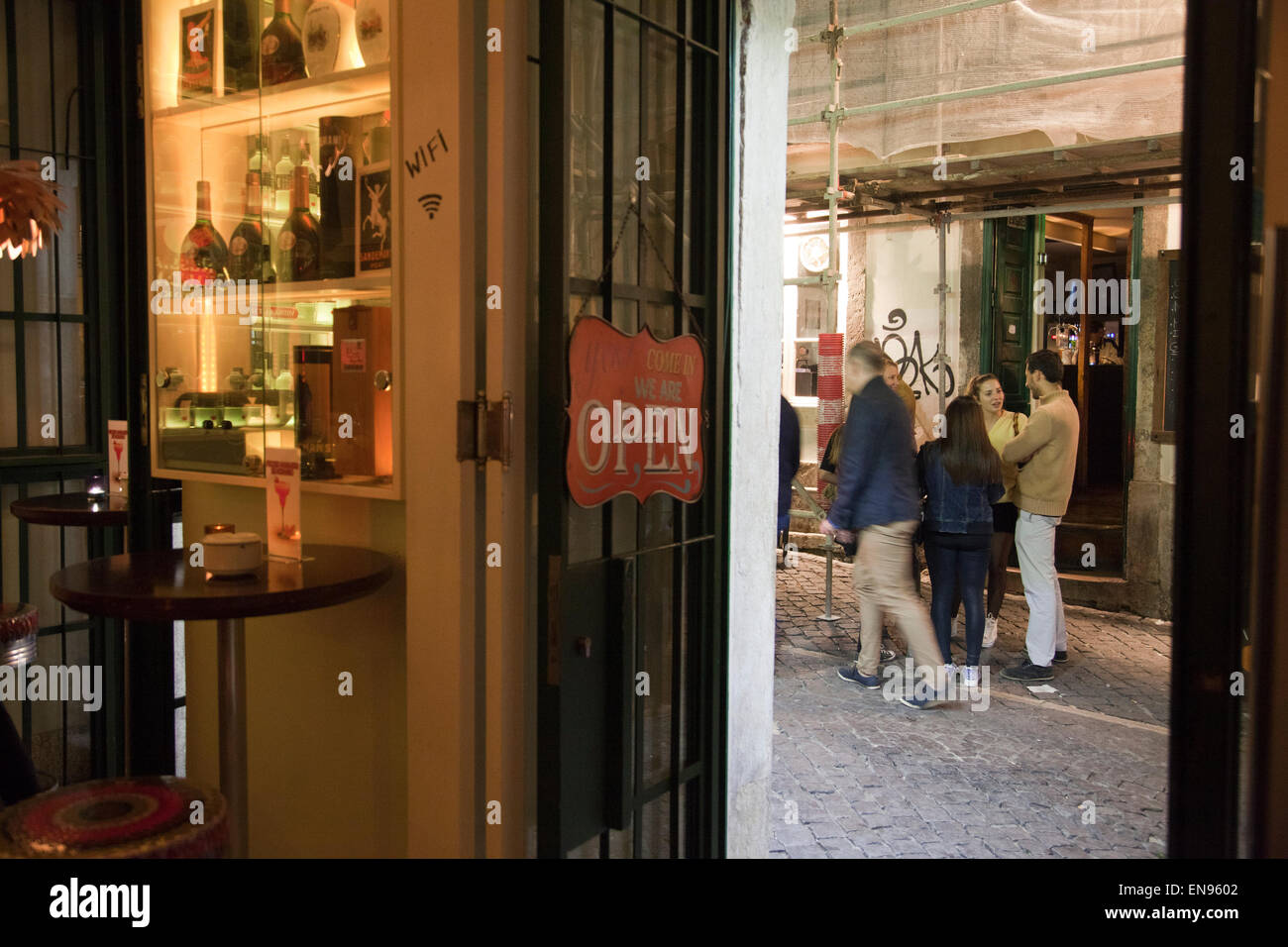 Bairro Alto Straßen in der Nacht in Lissabon - Portugal Stockfoto