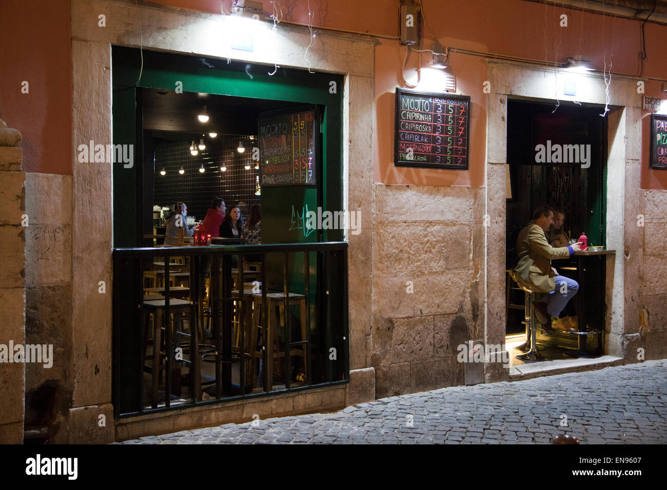 Bairro Alto Straßen in der Nacht in Lissabon - Portugal Stockfoto