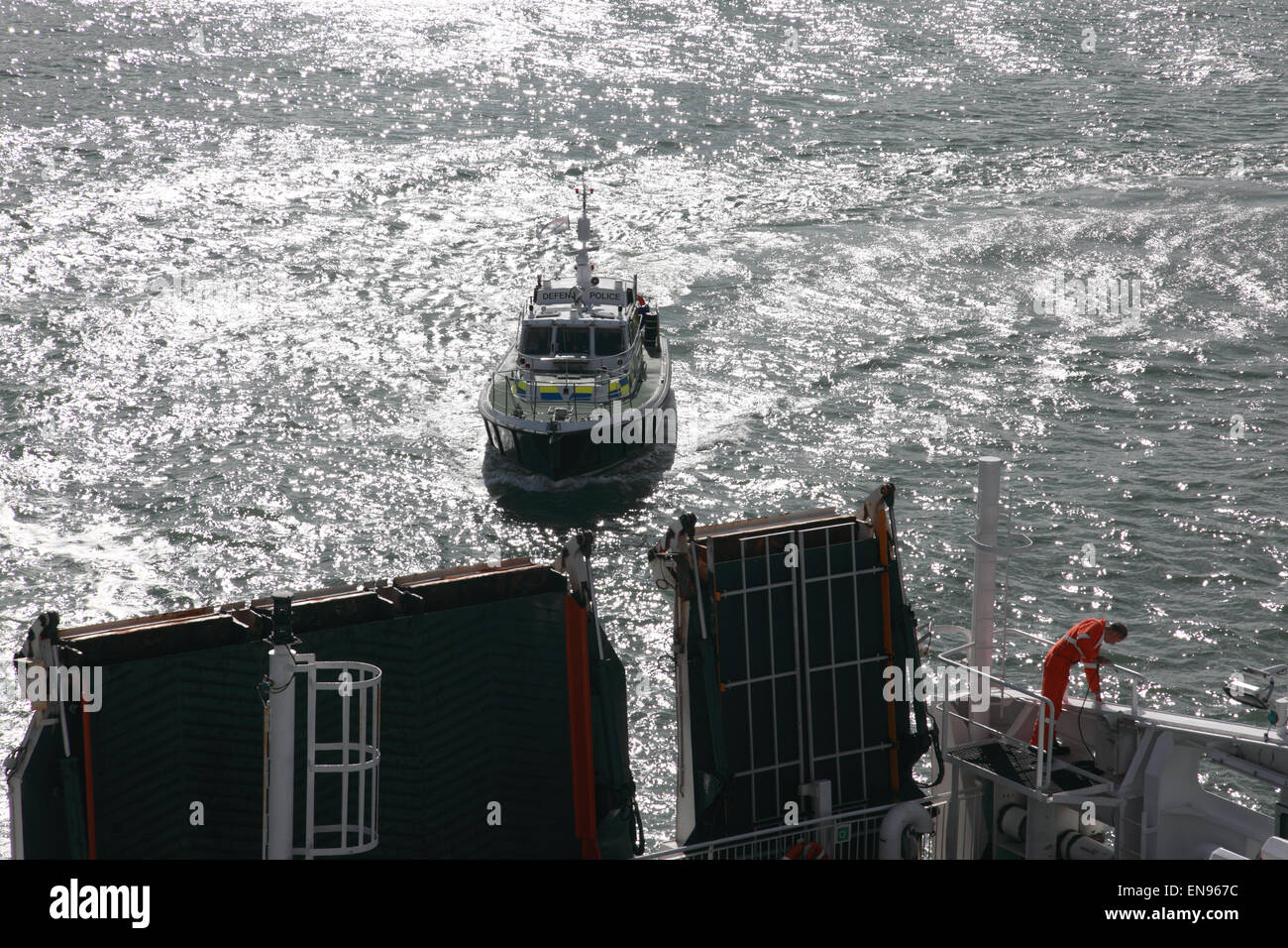 Ministerium der Verteidigung Polizeiboot am Eingang nach Portsmouth Harbour, Hampshire, England, UK Stockfoto