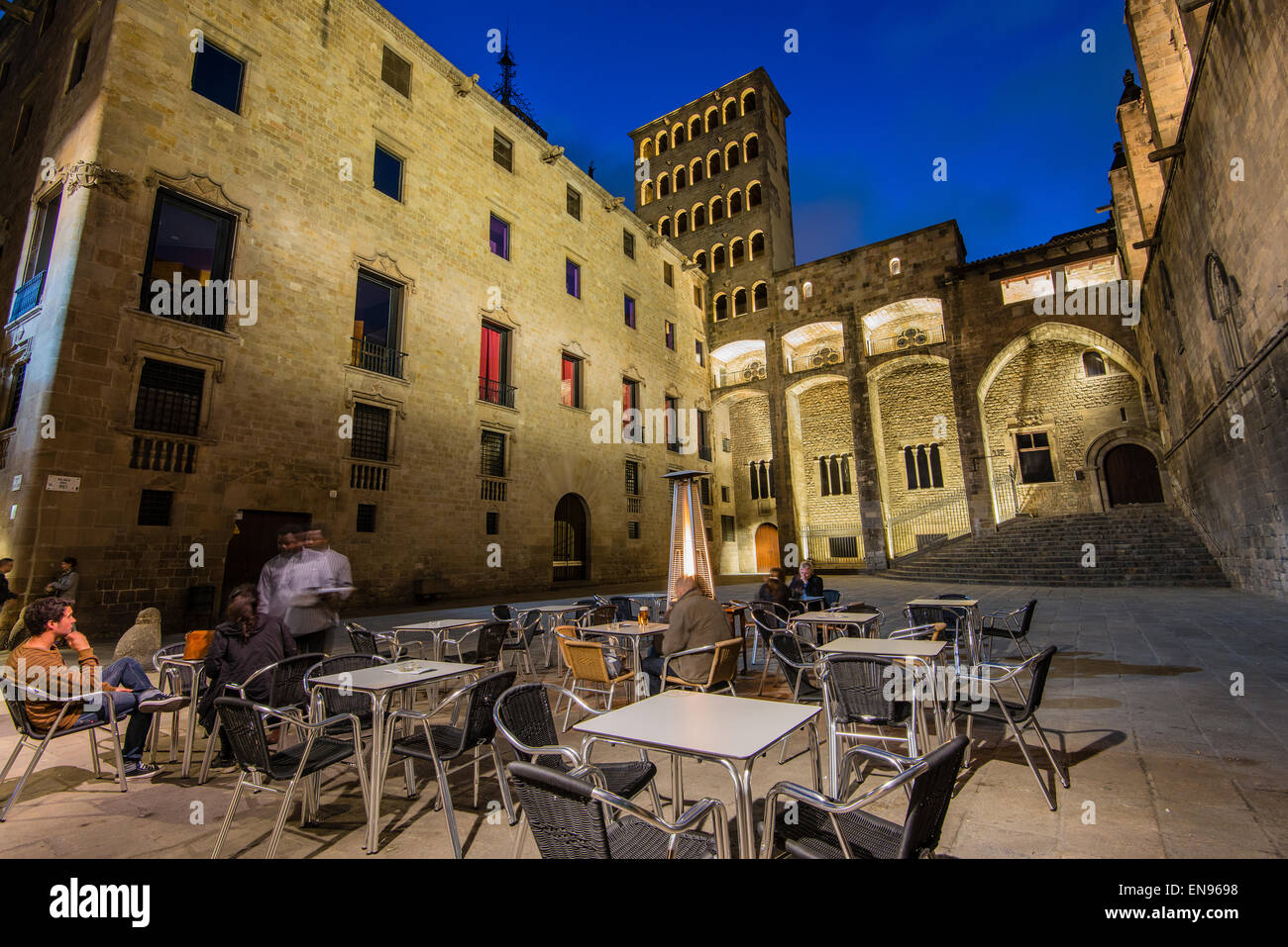 Nachtansicht des Plaza del Rey oder Placa del Rei mit Menschen sitzen in einem Straßencafé, Barcelona, Katalonien, Spanien Stockfoto