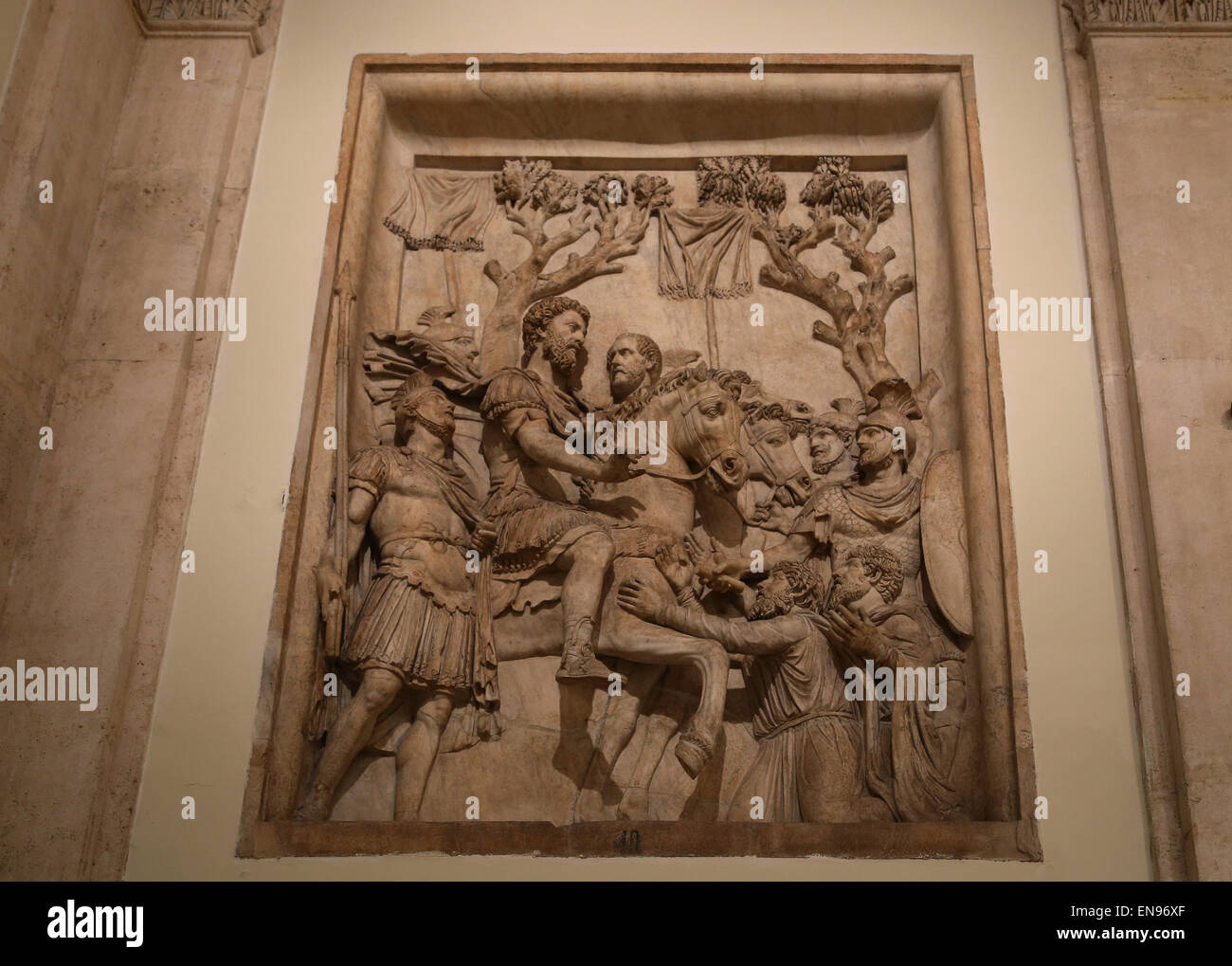 Denkmal zu Ehren des Marcus Aurelius (161-180 n. Chr.). 2. C.  Einreichung der Barbaren. Befreiung von einem Triumphbogen. Stockfoto