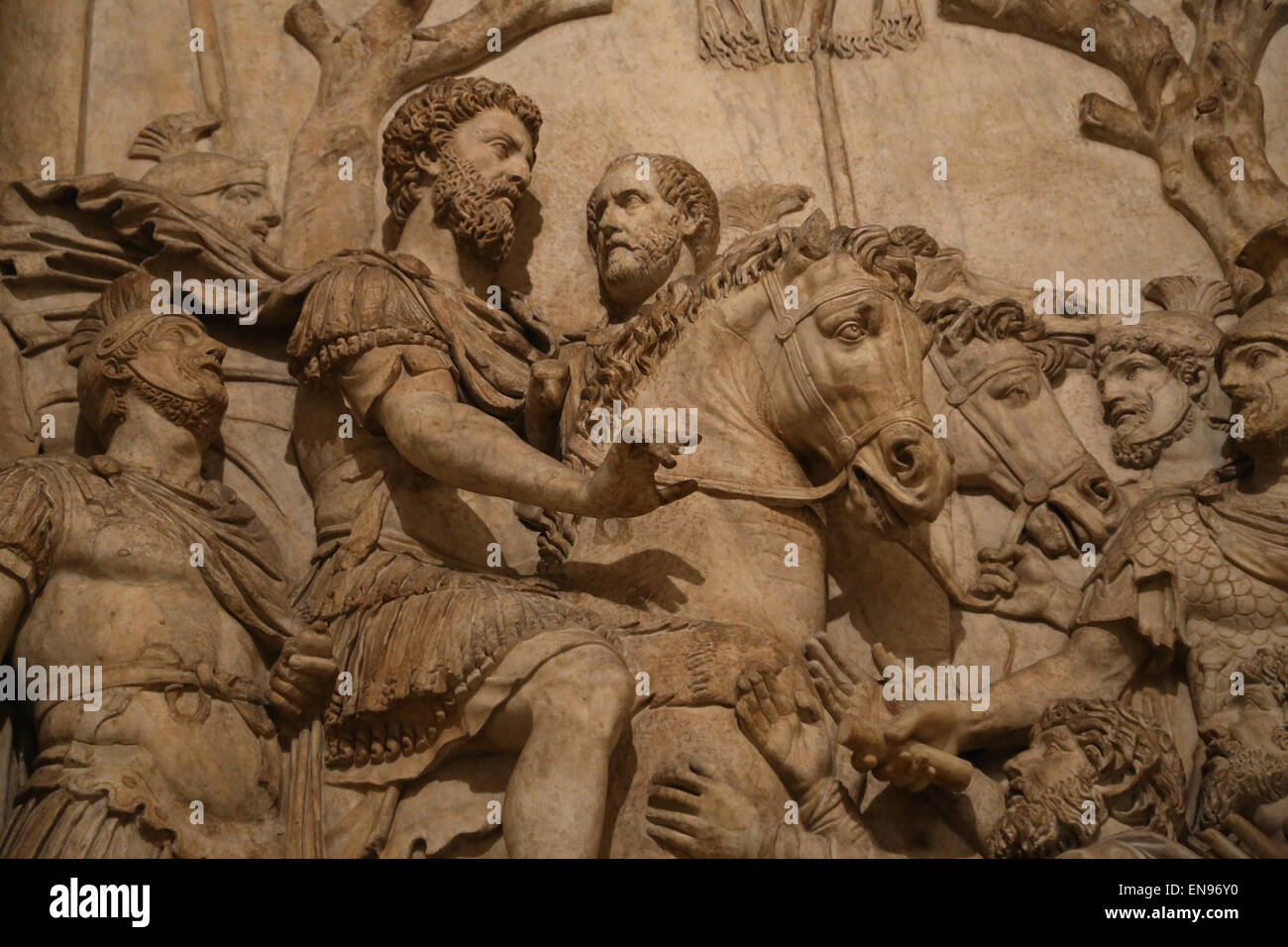 Denkmal zu Ehren des Marcus Aurelius (161-180 n. Chr.). 2. C.  Einreichung der Barbaren. Befreiung von einem Triumphbogen. Stockfoto