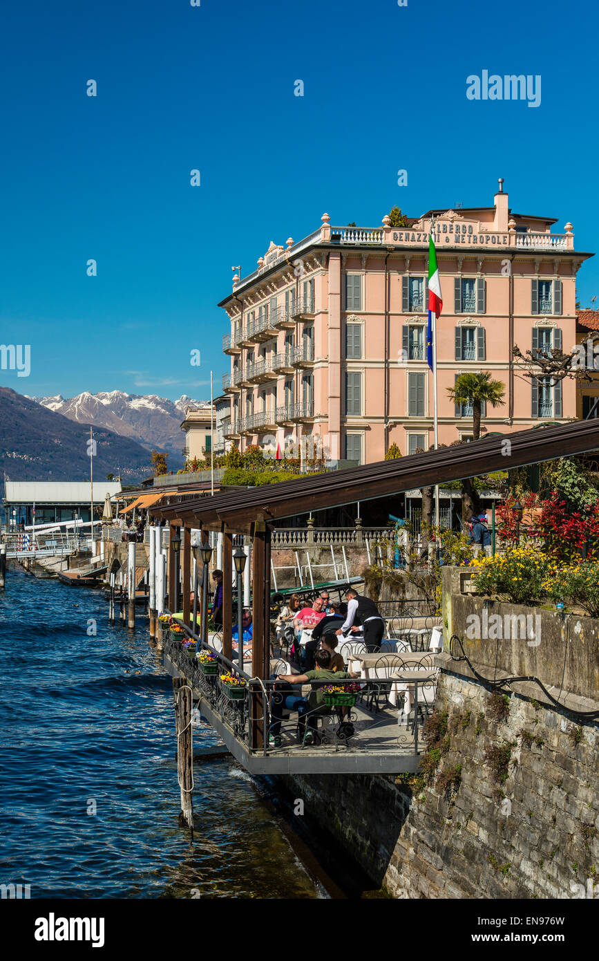Café im Freien mit Touristen, die an den Tischen in Bellagio, Comer See, Lombardei, Italien Stockfoto