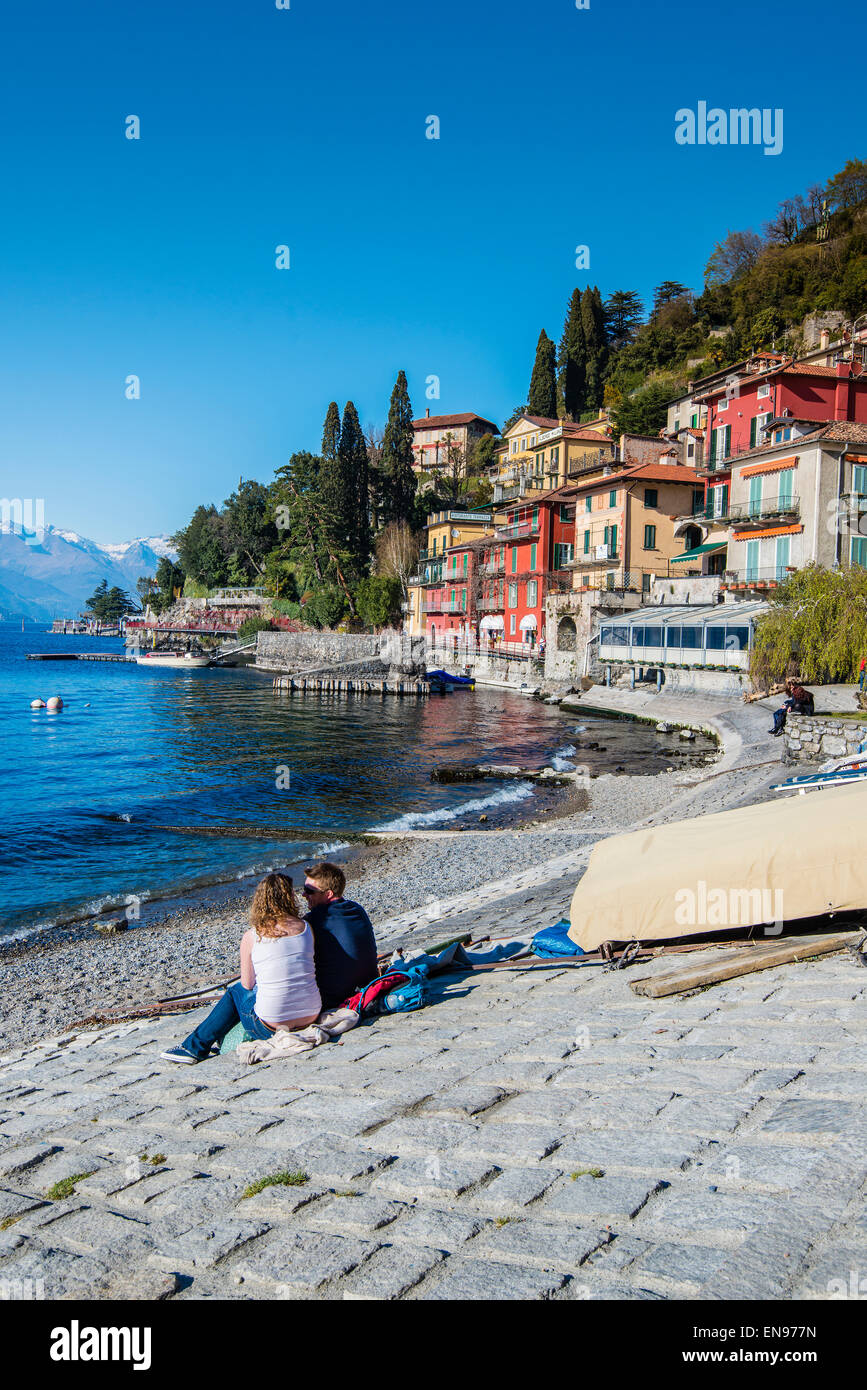 Touristen, die gerade des Sees in Varenna, Comer See, Lombardei, Italien Stockfoto