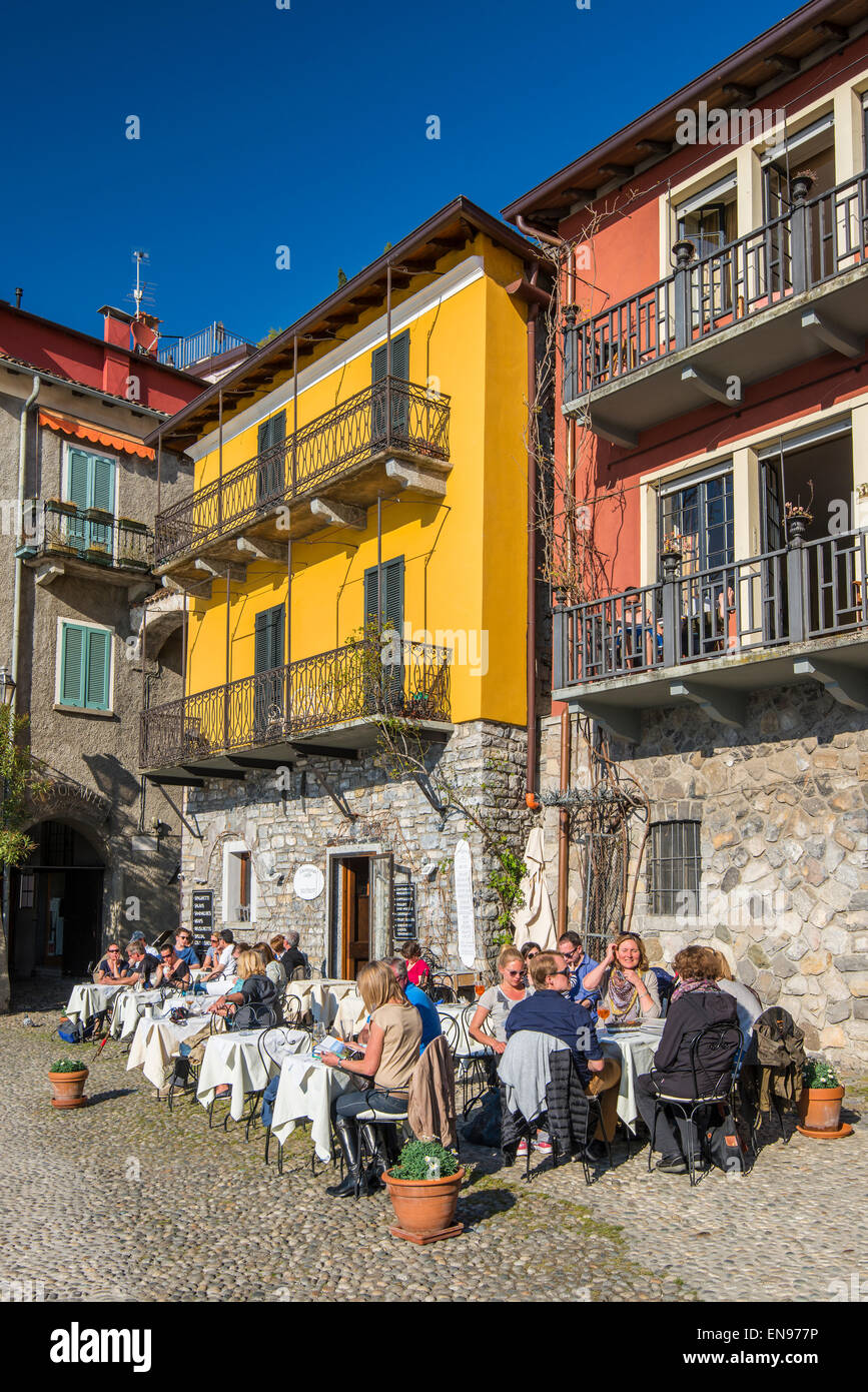 Straßencafé in Varenna, Lombardei, Italien Stockfoto