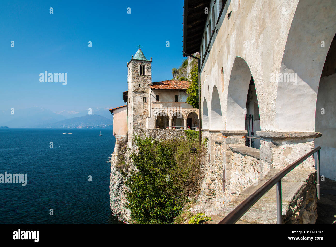 Einsiedelei von Santa Caterina del Sasso, Lago Maggiore, Lombardei, Italien Stockfoto