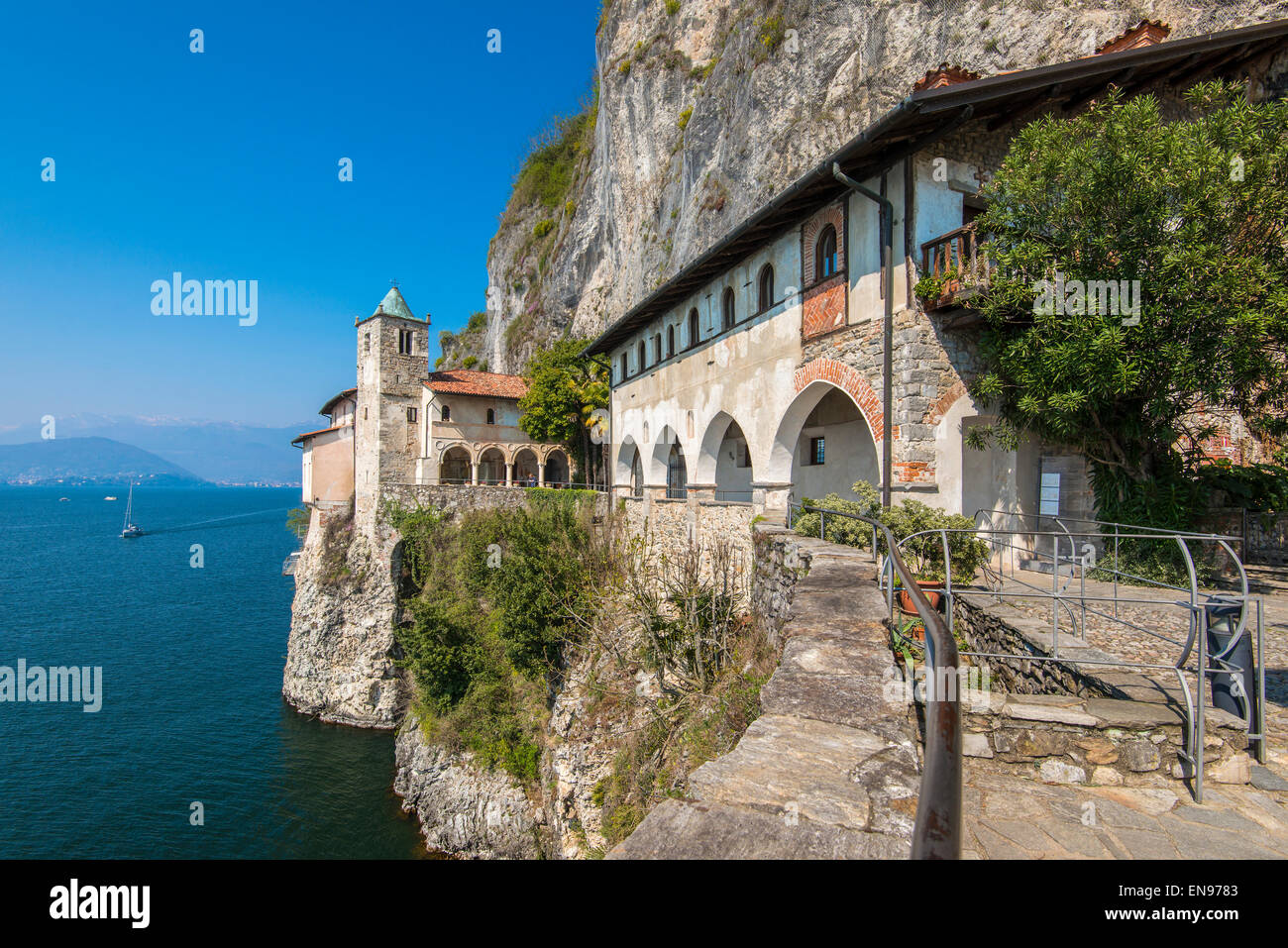 Einsiedelei von Santa Caterina del Sasso, Lago Maggiore, Lombardei, Italien Stockfoto