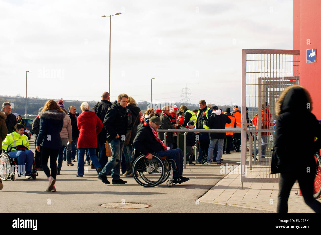 Eingang für Rollstuhlfahrer Fußballspiel Stockfoto