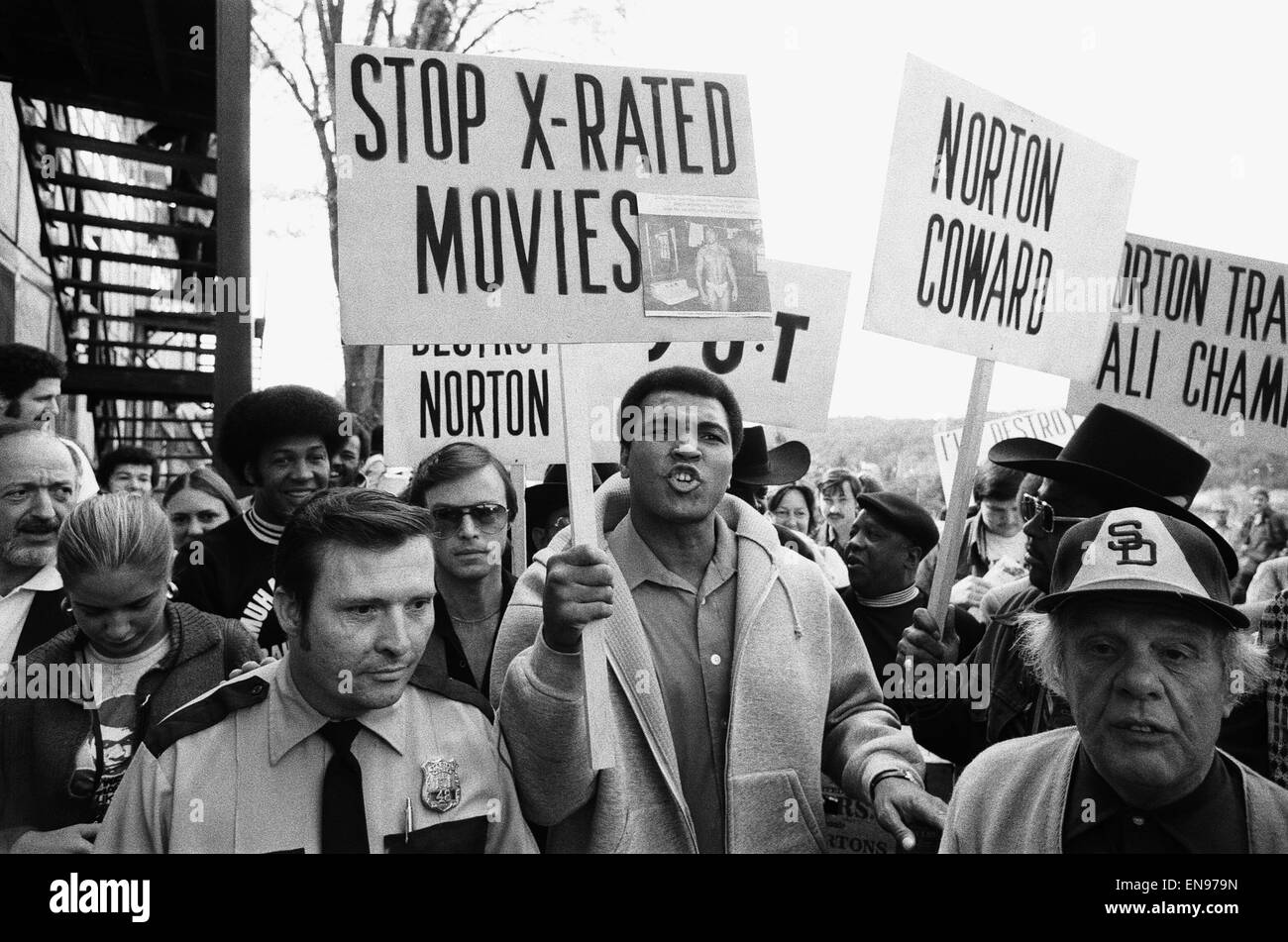 Muhammad Ali mit seinem Gefolge hier gesehen vor dem Grossingers Hotel holding Norton Anti Banner und Plakate vor seine Pre kämpfen ärztliche Untersuchung für seinen Kampf gegen Ken Norton. 23. September 1976 Stockfoto