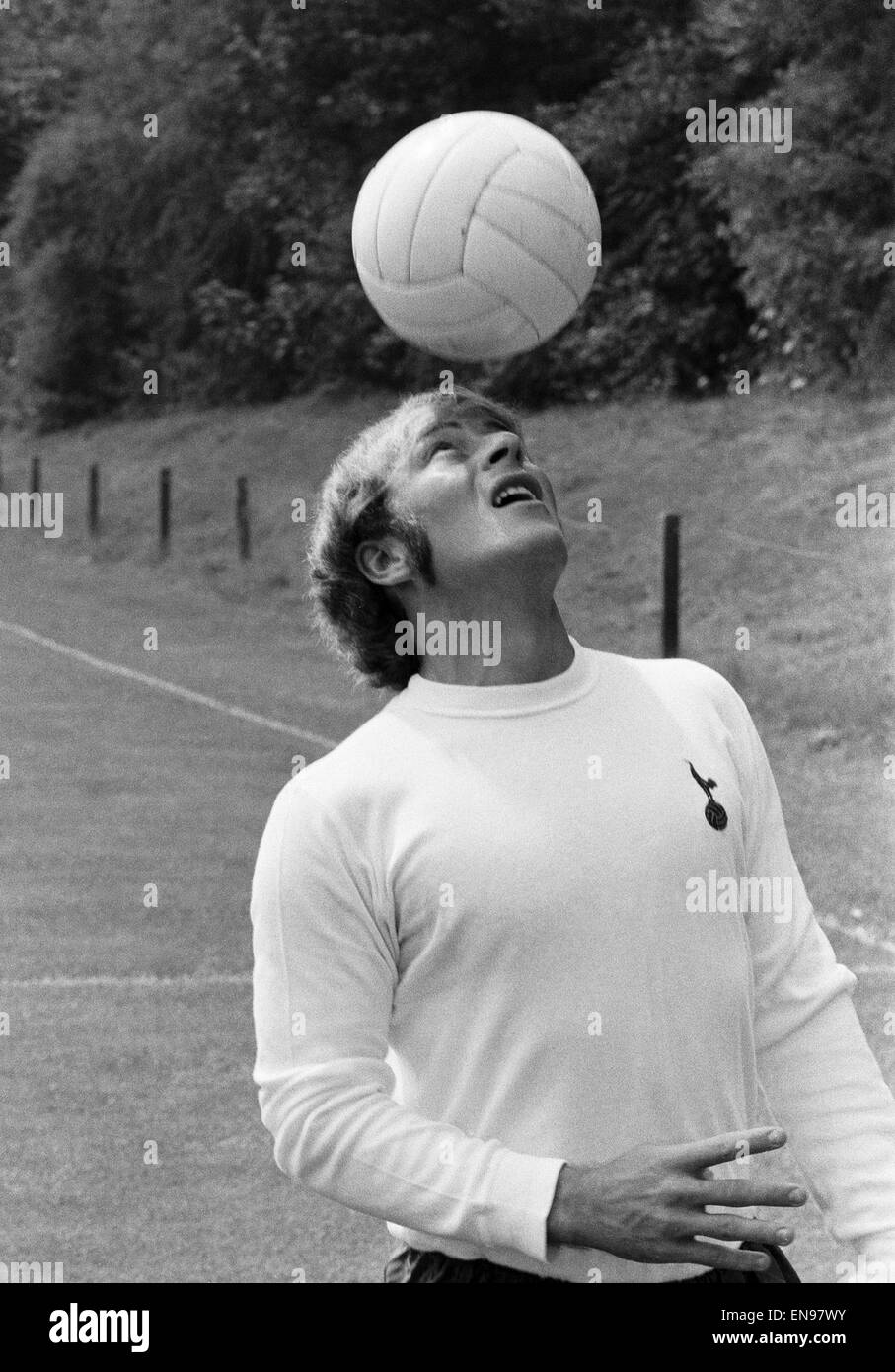 Tottenham Hotspur Fußballer Ralph Coates übt seine Überschrift Fähigkeiten während der Spurs jährliche Fototermin auf ihre Cheshunt Trainingsgelände. 30. Juli 1971. Stockfoto