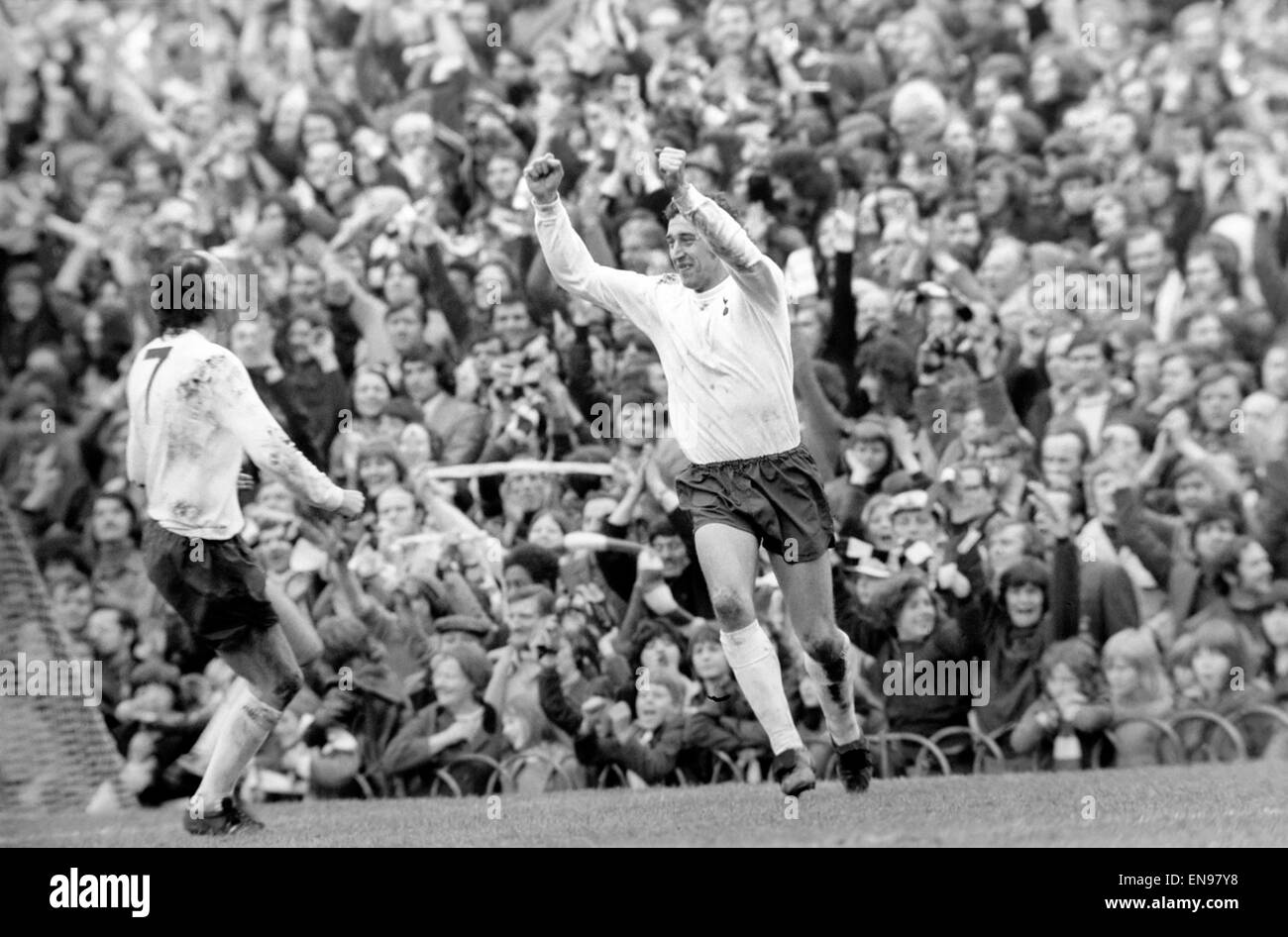 Englische League Division One Spiel in Highbury. Arsenal 1 V Tottenham Hotspur 1. Martin Chivers von Sporen feiert ein Ziel mit Alan Gilzean. 14. April 1973. Stockfoto