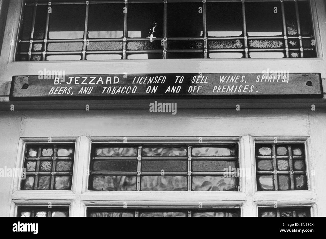 Abbildung der Lizenz über der Tür in The Thatched House Pub, Dalling Road, W6, London, benennen von Bedford Jezzard, der Ex - Fulham-Fußballspieler, es lief nach seiner Fußballkarriere zu Ende war. 7. Dezember 1964. Stockfoto