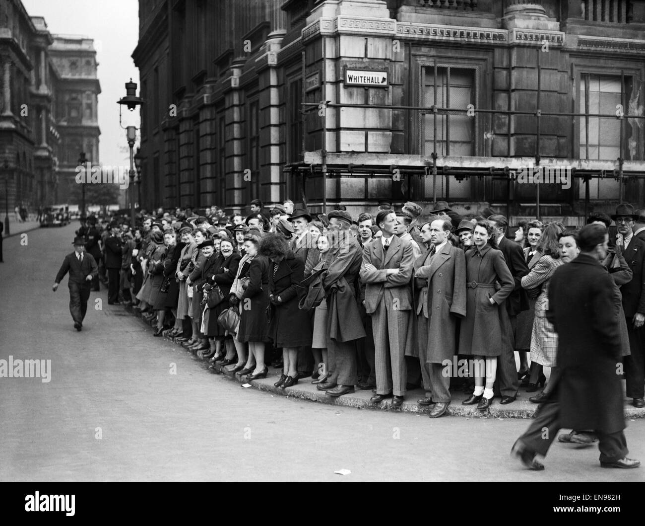 Vorabend des VE Day Feierlichkeiten in London am Ende des zweiten Weltkriegs. Einige von den Menschenmengen versammelten sich in Whitehall. 7. Mai 1945. Stockfoto