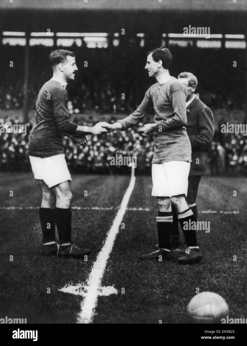 Englische League Division One Match an der Stamford Bridge. Chelsea FC 0 V Manchester United 2. Vivian Woodward von Chelsea (rechts) schüttelt Hände mit United Kapitän George Stacy vor Spielbeginn. 20. September 1913. Stockfoto