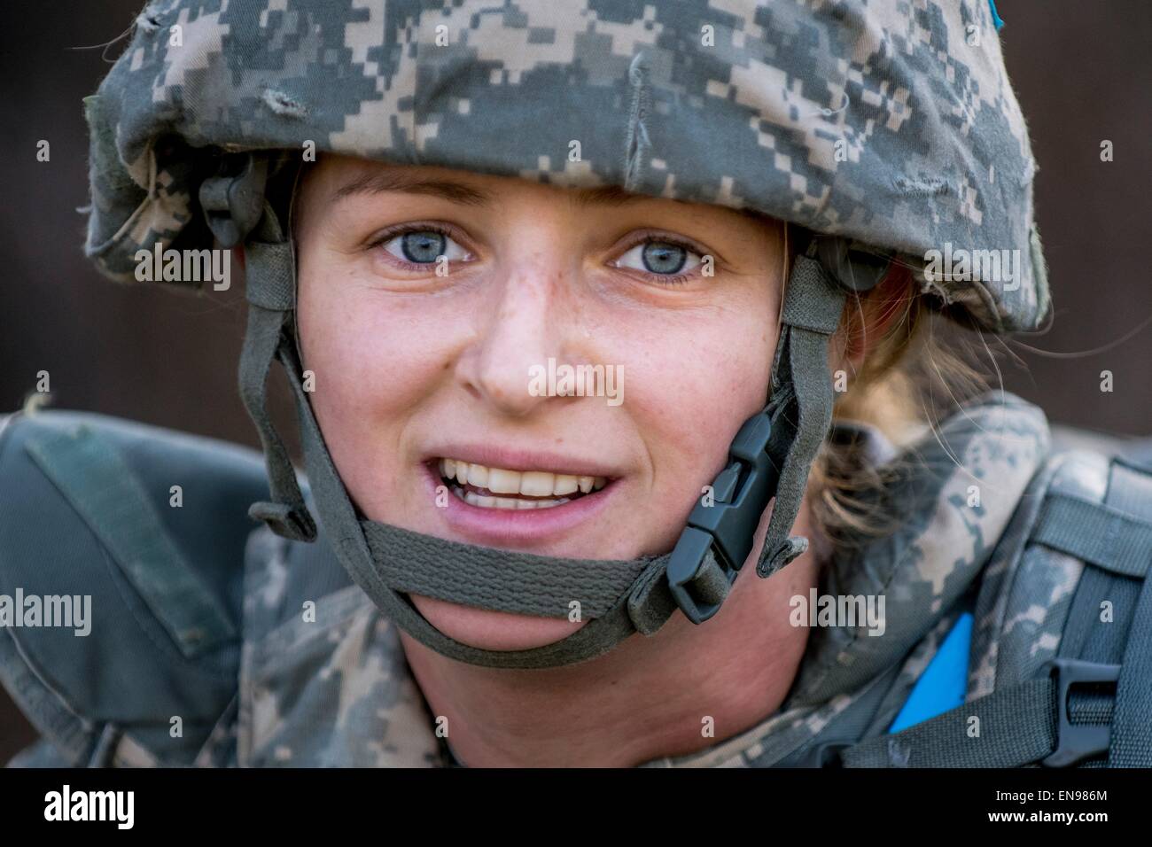 PFC. Francesca Wolman mit dem 476th chemischen Bataillon posiert für ein Portrait nach Abschluss einen 4-Meile Ruck März tragen ca. 65 Pfund im Wert von Ausrüstung 28. April 2015 Fort McCoy, Wisconsin. Stockfoto