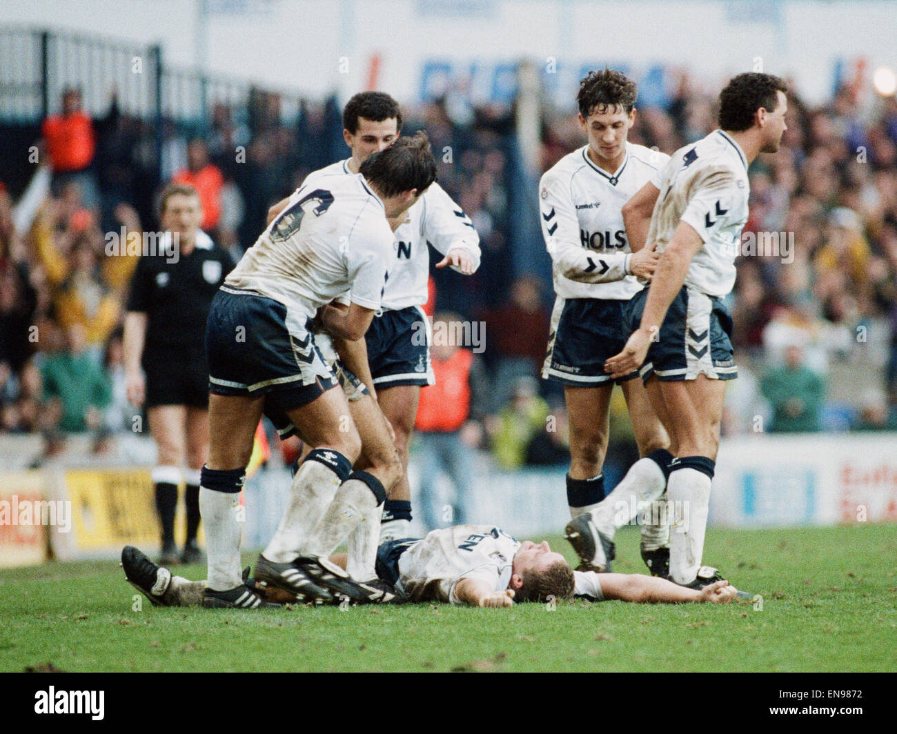 FA Cup Viertel Finale an der White Hart Lane Tottenham Hostpur 2 V Notts County 1. Paul Gascoigne der Spurs liegt auf dem Boden, wie er sein Ziel mit Teamkollegen Gary Mabbutt, Vinny Samways, Gary Lineker und Paul Stewart feiert. 10. März 1991. Stockfoto