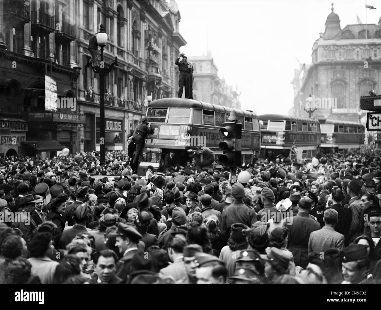 VE Day Feierlichkeiten in London am Ende des zweiten Weltkriegs. Riesige Menschenmengen versammelten sich um Piccadilly Circus während der Feierlichkeiten. 8. Mai 1945. Stockfoto