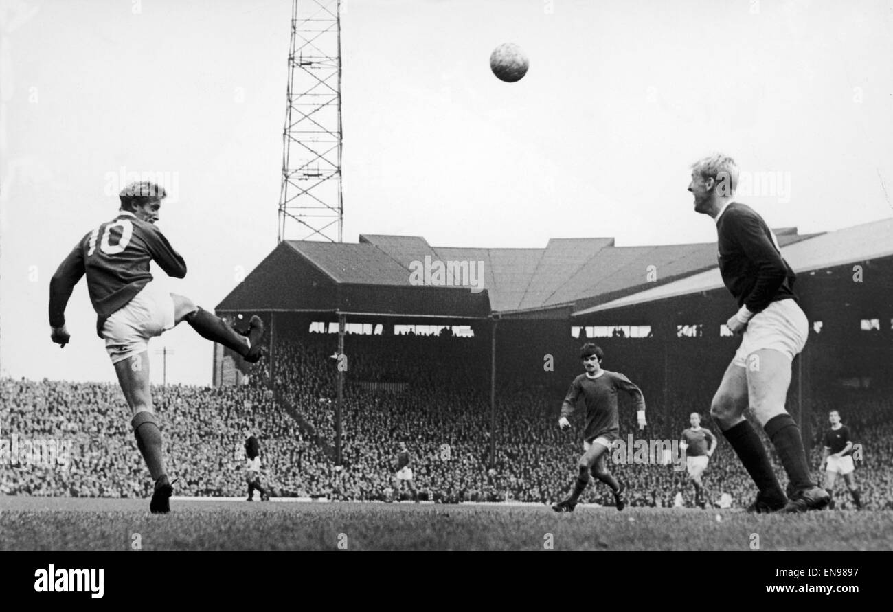 Englische League Division One Spiel im old Trafford. Manchester United 1 V Arsenal 0. Denis Law (links) und Ian Ure in einer Überschrift Duell gewann schließlich per Gesetz. 7. Oktober 1967. Stockfoto