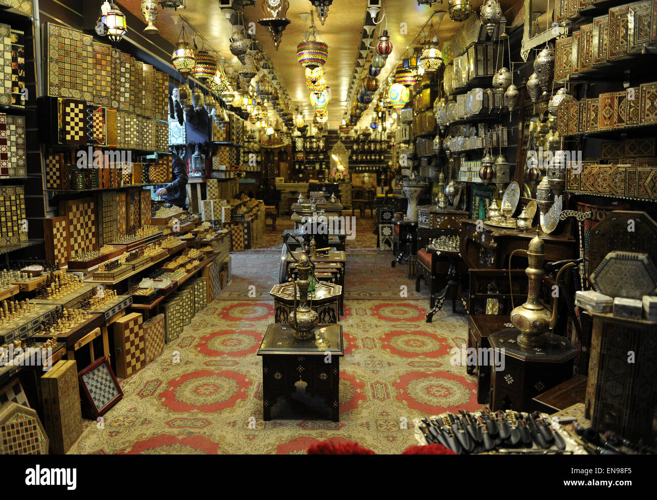 Israel. Jerusalem. Muslimische Viertel. Innenraum eines Ladens. Stockfoto