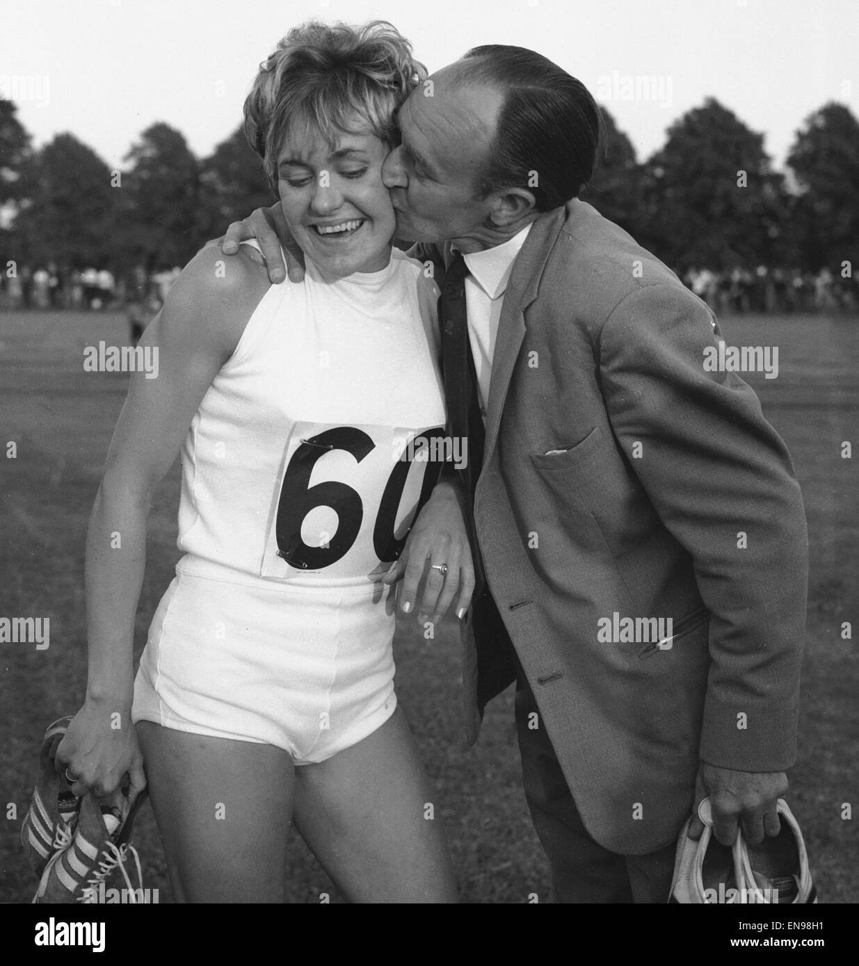 Lillian Board nach dem Bruch ihrer eigenen 880 Hof Erfolgsbilanz bei der Lesung bekommt einen Kuss von ihrem Vater. 12. Juni 1968 Stockfoto