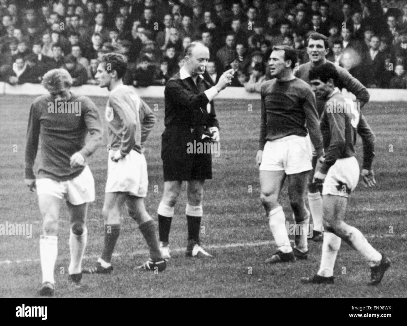 Englische League Division One Match bei Bloomfield Road. Blackpool 1 V Manchester United 2. Denis Law von Manchester United geht Weg nach Zusendung aus wie Pat Crerand hinter ihm gewarnt wird. 14. November 1964. Stockfoto