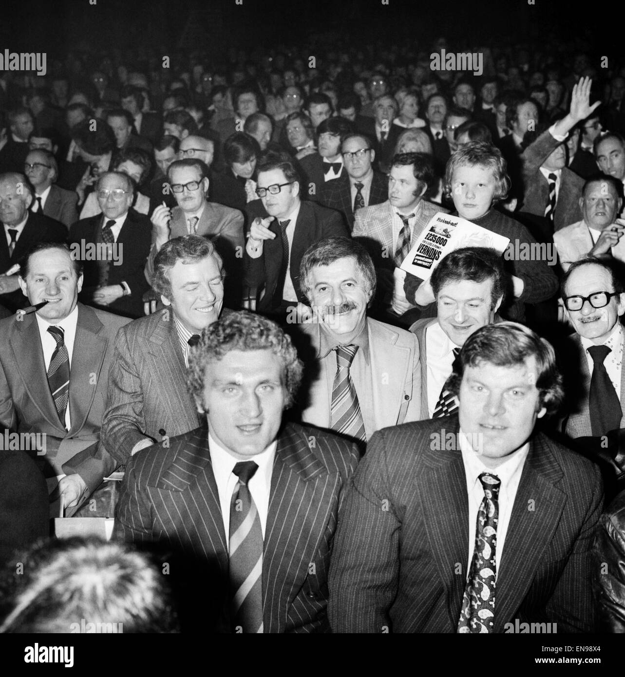 Boxen bei Wembley Empire Pool Schwergewichtsboxer Joe Bugner gesehen hier in der Menge im Wembley-Stadion für die John Conteh vs. Lonnie Benwett Kampf 11. März 1975 Stockfoto