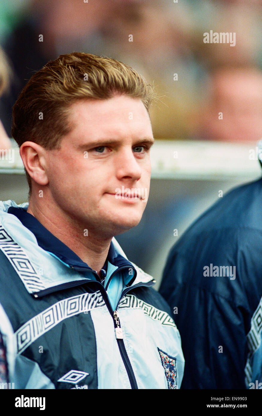 1992 EM-Qualifikationsspiel am Lansdowne Road, Dublin. Republik Irland 1 V England 1. England Substiute Paul Gascoigne auf der Bank. 14. November 1990. Stockfoto