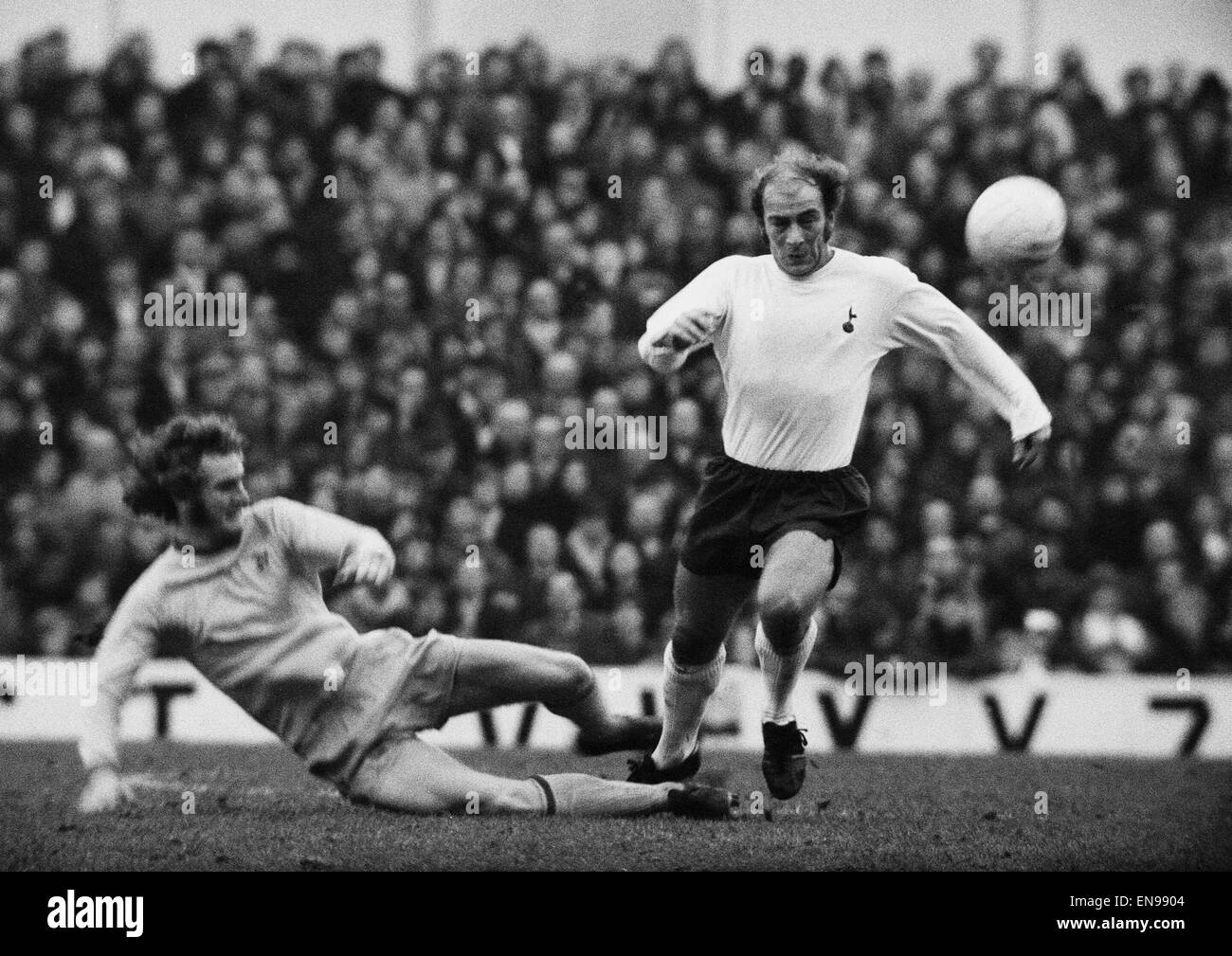 Englische League Division One Match an der White Hart Lane. Tottenham Hotspur 3 V West Bromwich Albion 2. Ralph Coates von Sporen schlägt die Herausforderung von West Bromwich Albion Verteidiger Roger Minton. 20. November 1971. Stockfoto