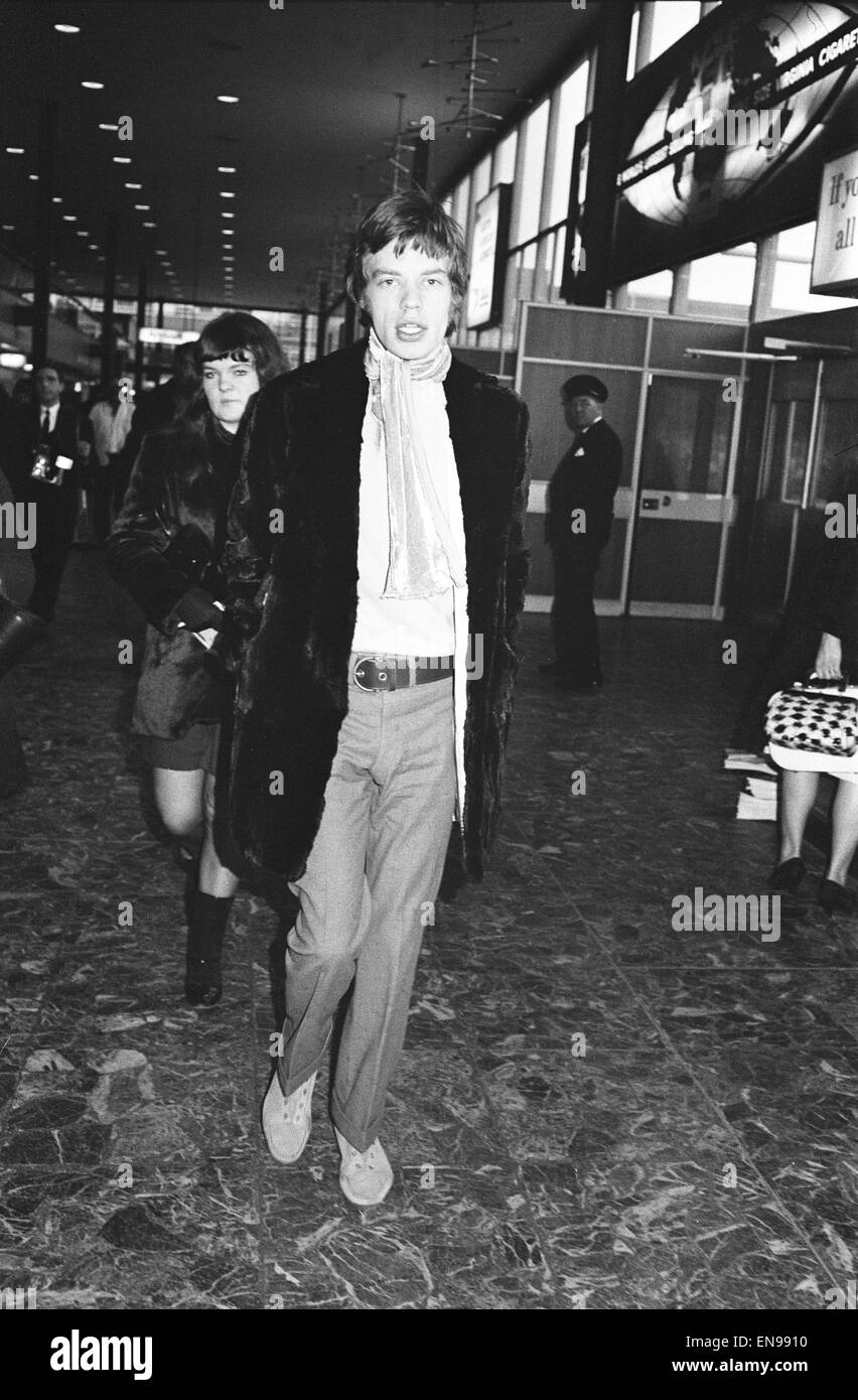 Die Rolling Stones Abfahrt nach Amerika, wo sie an der Küste von Ed Sullivan erscheinen sollen-zu - Küste zeigen. Mick Jagger wollte fliegen am Freitag 13., ein Datum, das nicht zu den anderen sitzen, die am Vortag zu verlassen. 13. Januar 1967. Stockfoto