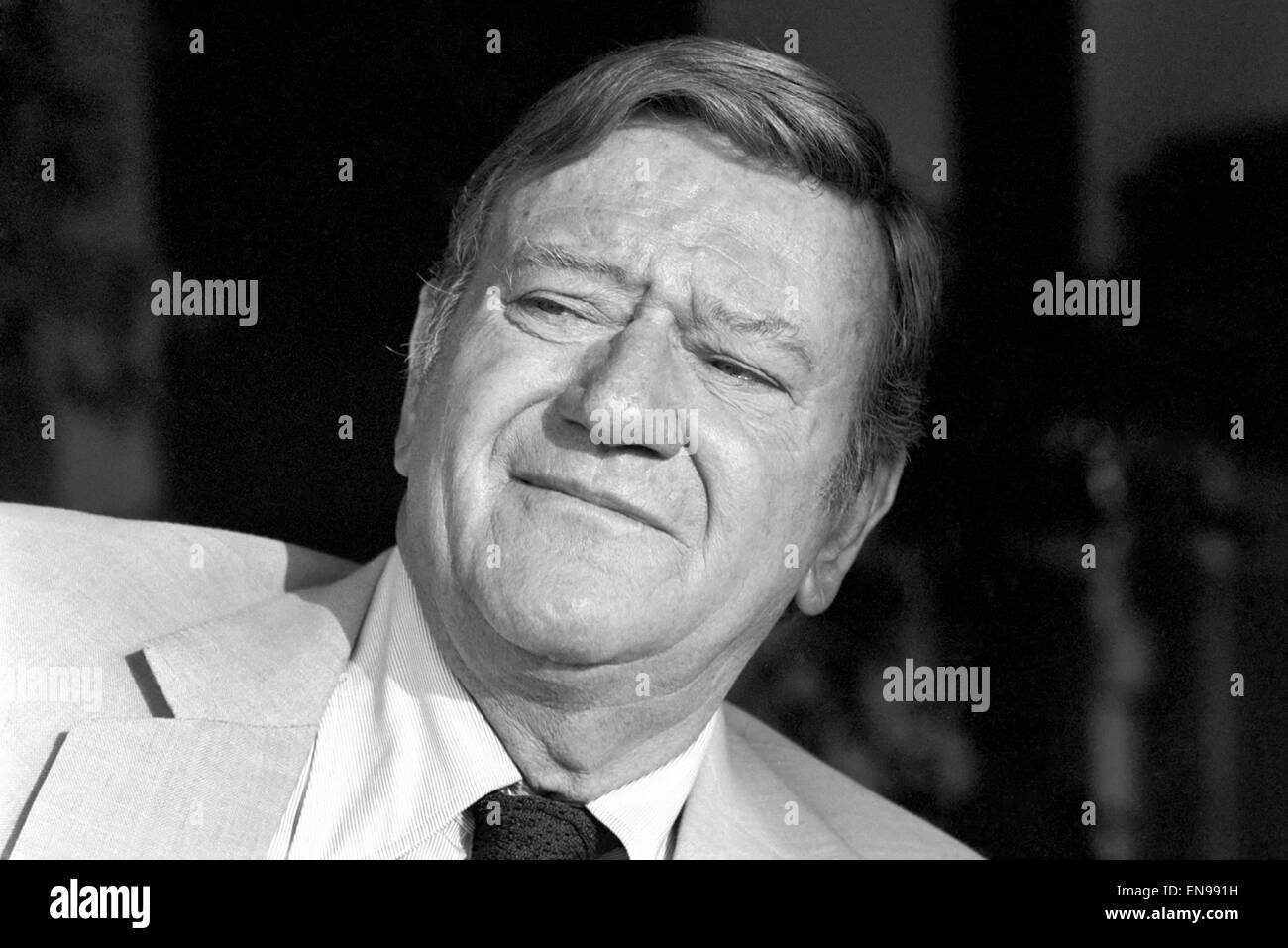 John Wayne, die Sterne in "Brannigan" hier zu Hause in Texas zu sehen. 8. Juni 1975 Stockfoto