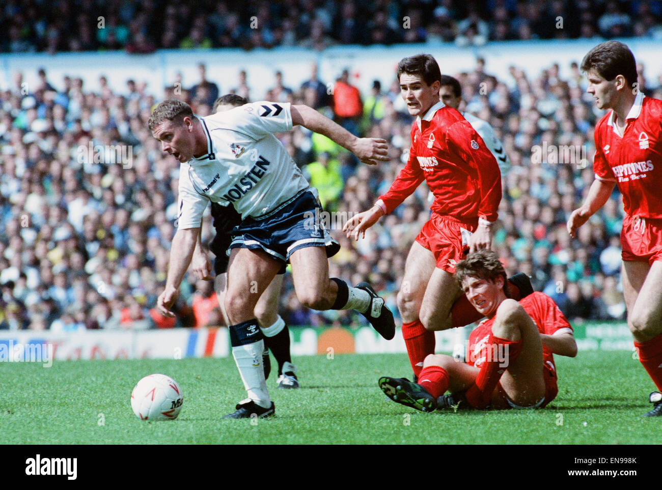 Englische League Division One match bei White Hart Lane Tottenham Hostpur 1 V Nottingham Forest 1. Paul Gascoigne der Spurs bekommt vor der Herausforderung von Garry Parker und Nigel Clough. 4. Mai 1991. Stockfoto