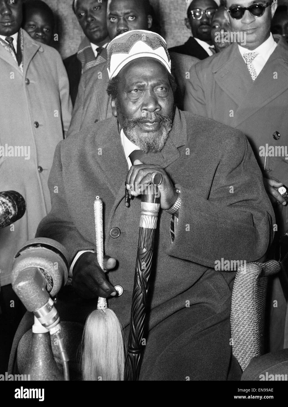 Jomo Kenyatta, Anführer der die Kenya African National Union, bei seiner Ankunft auf dem Flughafen London für die Kenia-Verfassungskonferenz abgebildet. 11. Februar 1962. Stockfoto