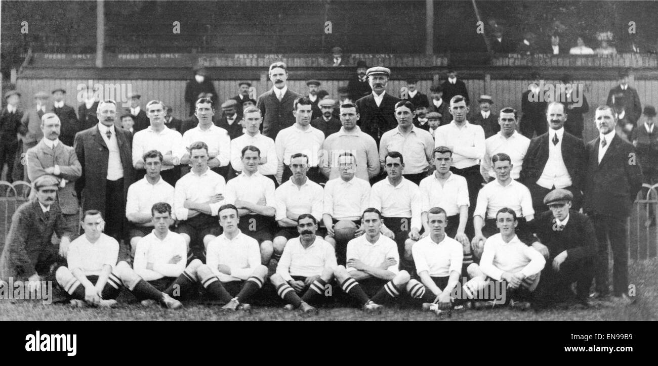 Tottenham Hotspur Team posieren für ein Gruppenfoto zu Beginn der Saison 1908-1909. Stockfoto