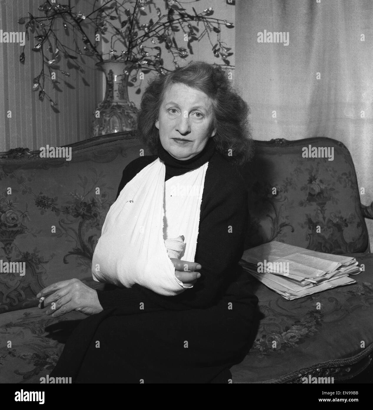 Frau Julie Yule der Kronzeuge der Anklage im Ruth Ellis Studie, gesehen hier in ihrem Haus in Hampstead. Der Arm ist in einer Schlinge durch eine Schusswunde in der Hand, ausgelöst durch die Mörderin. 13. April 1955 Stockfoto