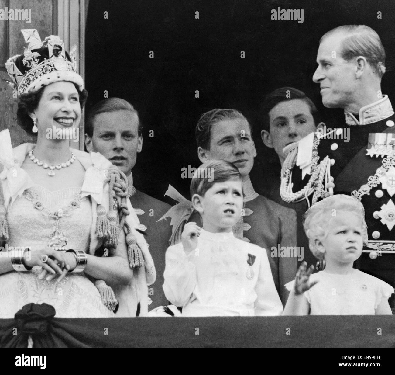 Königsfamilie auf Balkon am Buckingham Palace, London, nach der Krönung, 2. Juni 1953 abgebildet. Stockfoto