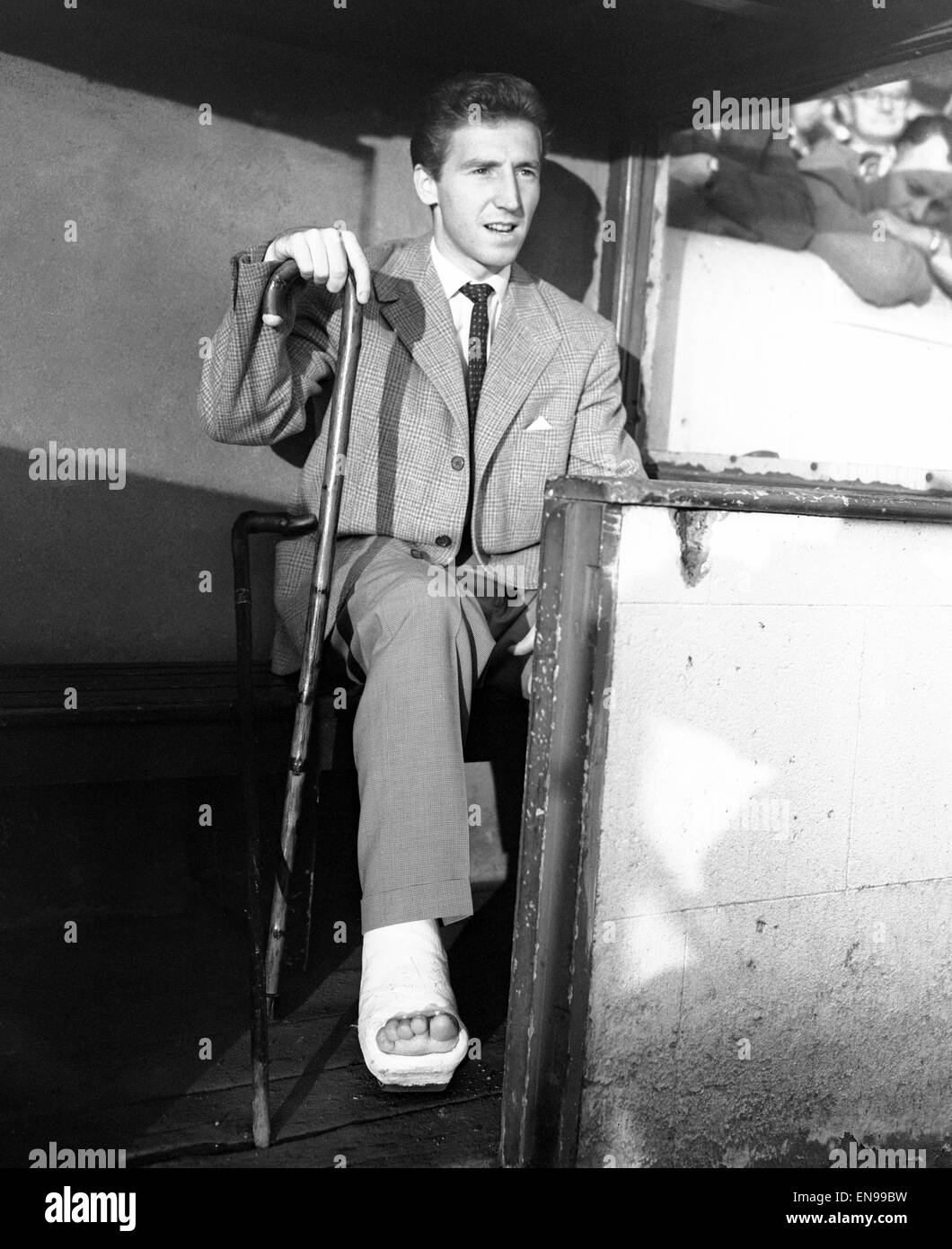 Verletzten Tottenham Hotspur Footabller Cliff Jones sieht sein Team in Aktion gegen den FC Chelsea aus dem Einbaum an der Stamford Bridge. 27. August 1958. Stockfoto