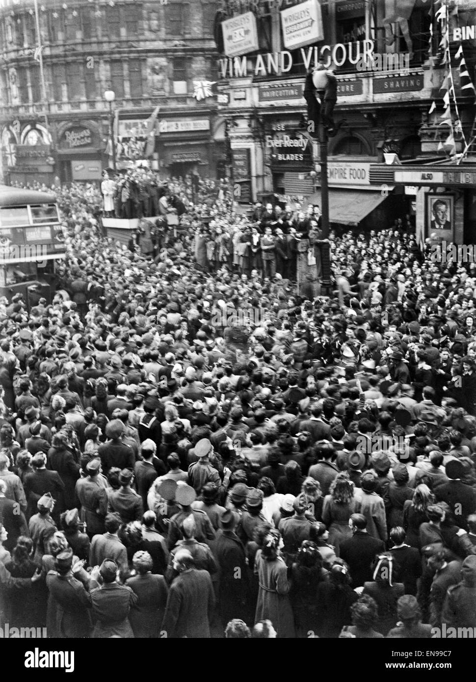 VE Day Feierlichkeiten in London am Ende des zweiten Weltkriegs. Riesige Menschenmengen versammelten sich um Piccadilly Circus während der Feierlichkeiten. 8. Mai 1945. Stockfoto