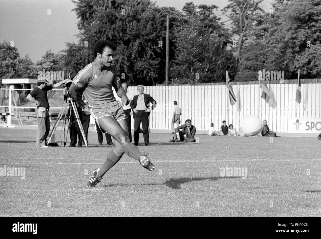 Box-Champion John Conteh den sportlichen Witz des Jahres ernst nahm und ging nach Hause £4.500 reicher letzte Nacht. Er gewann den Superstars-Wettbewerb, eine spektakuläre gekünstelt für die TV-Kameras, nach der Einnahme von Crash-Kurse in den verschiedenen Sonderveranstaltungen. Juli Stockfoto