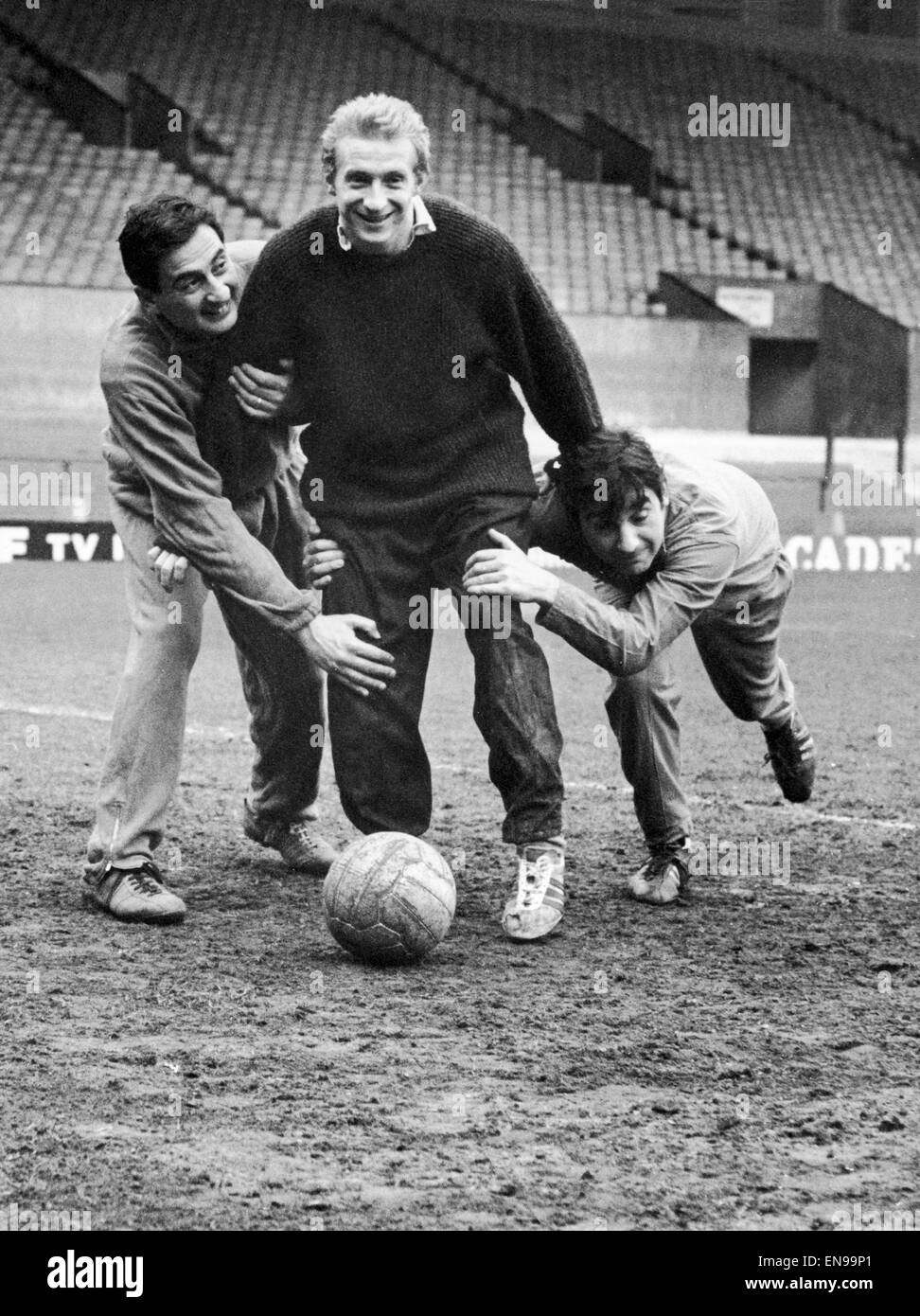 Denis Law von Manchester United Training in Old Trafford mit Komödie doppelte agieren Mike und Bernie Winter zeigt die einzige Möglichkeit, ihn zu stoppen. 17. Januar 1967 Stockfoto