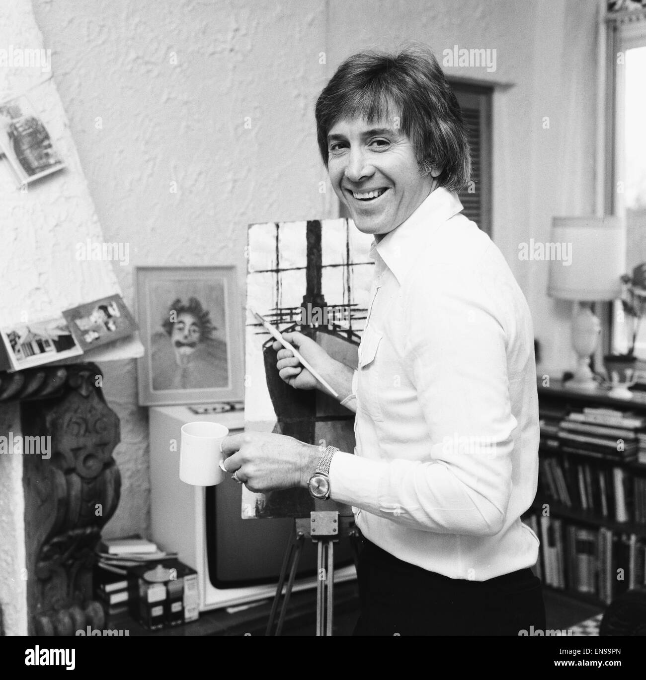 Sänger Vince Hill findet große Entspannung in der Malerei. Eines seiner besonderen Themen sind Clowns. 6. Januar 1977 Stockfoto