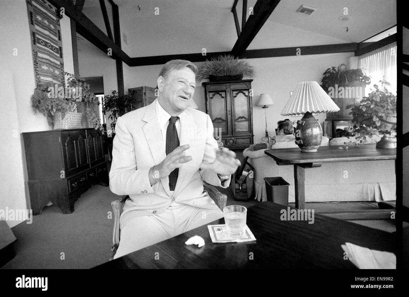 John Wayne, die kürzlich die Hauptrolle in "Brannigan" zu Hause in Texas. 8. Juni 1975 Stockfoto