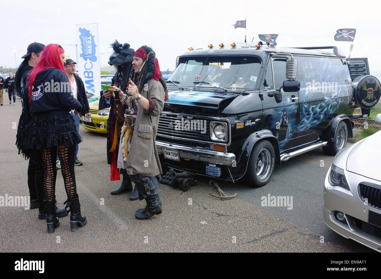 Eine Gruppe verkleidet als Piraten vor ihren amerikanischen van bei einem Auto-Event am Madeira Drive in Brighton stehen. Stockfoto