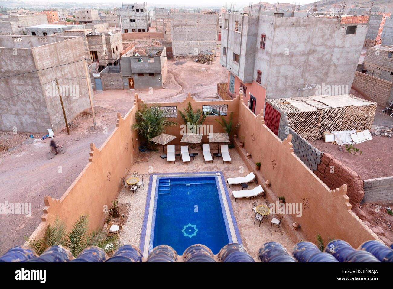 Hotel-Pool und Häuser. Ouarzazate, Souss-Massa-Draâ, Marokko, Maghreb, Nordafrika, Afrika. Stockfoto