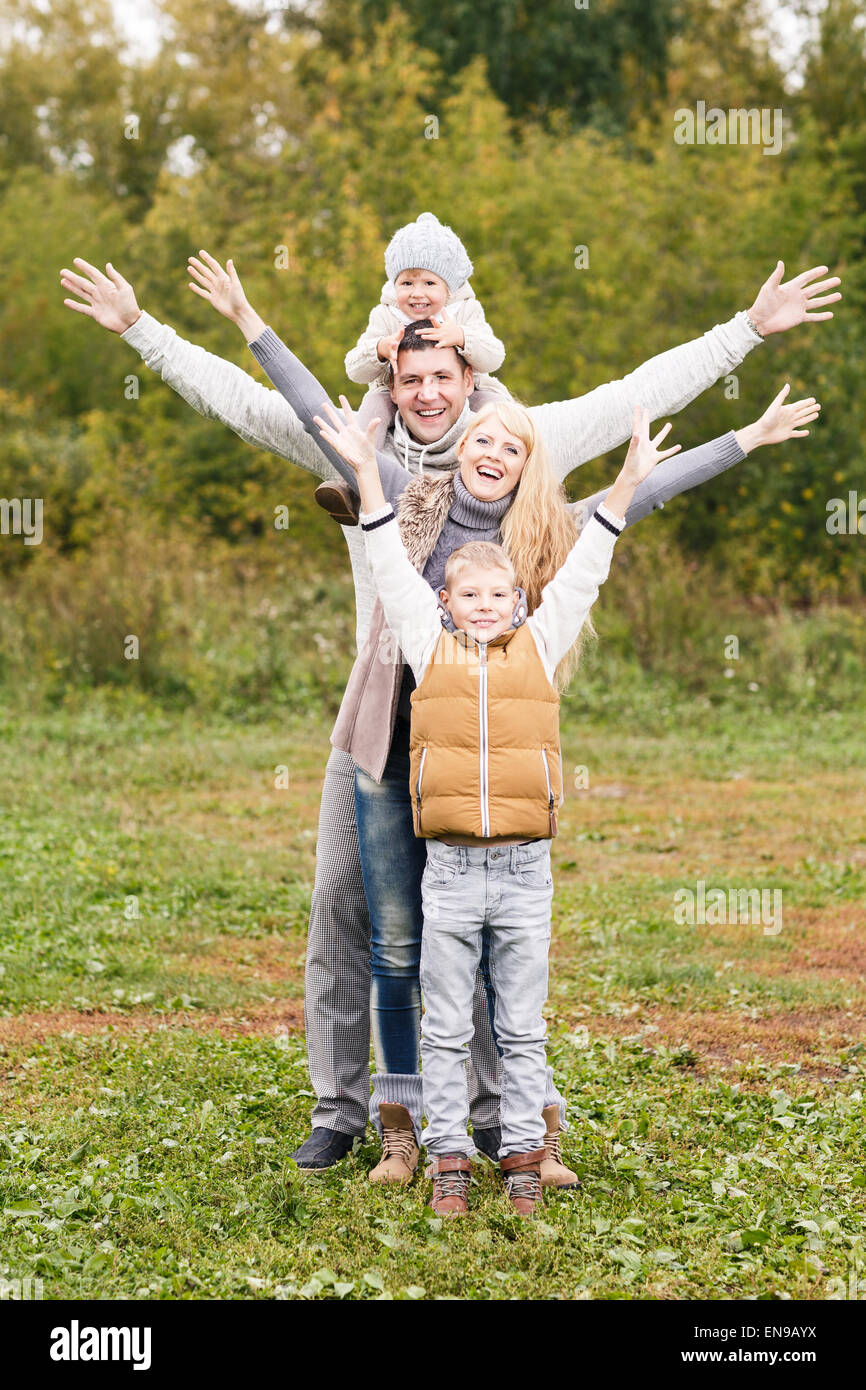 Familie im Herbst park Stockfoto