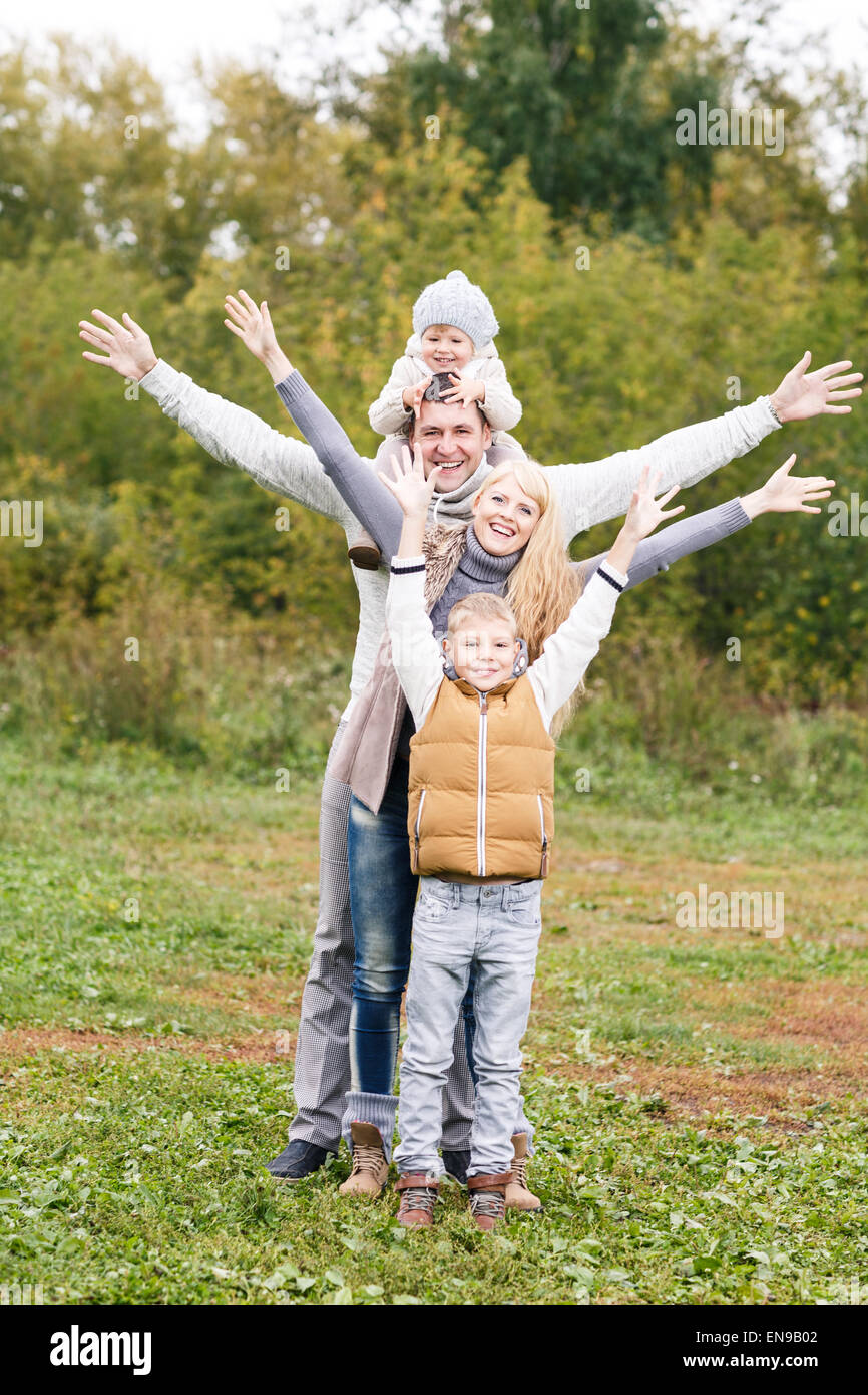 Familie im Herbst park Stockfoto